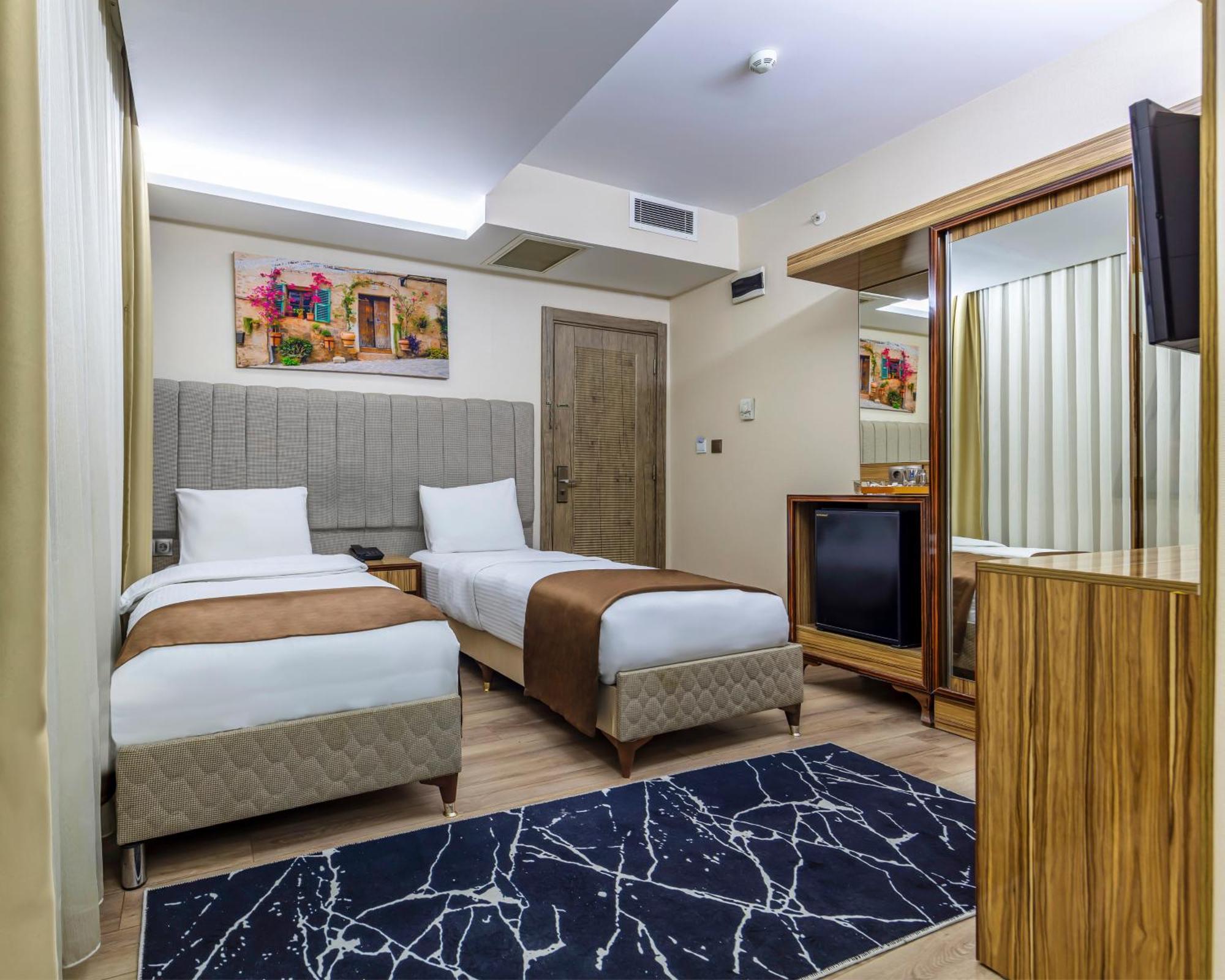 Dem Airport Hotel 4*