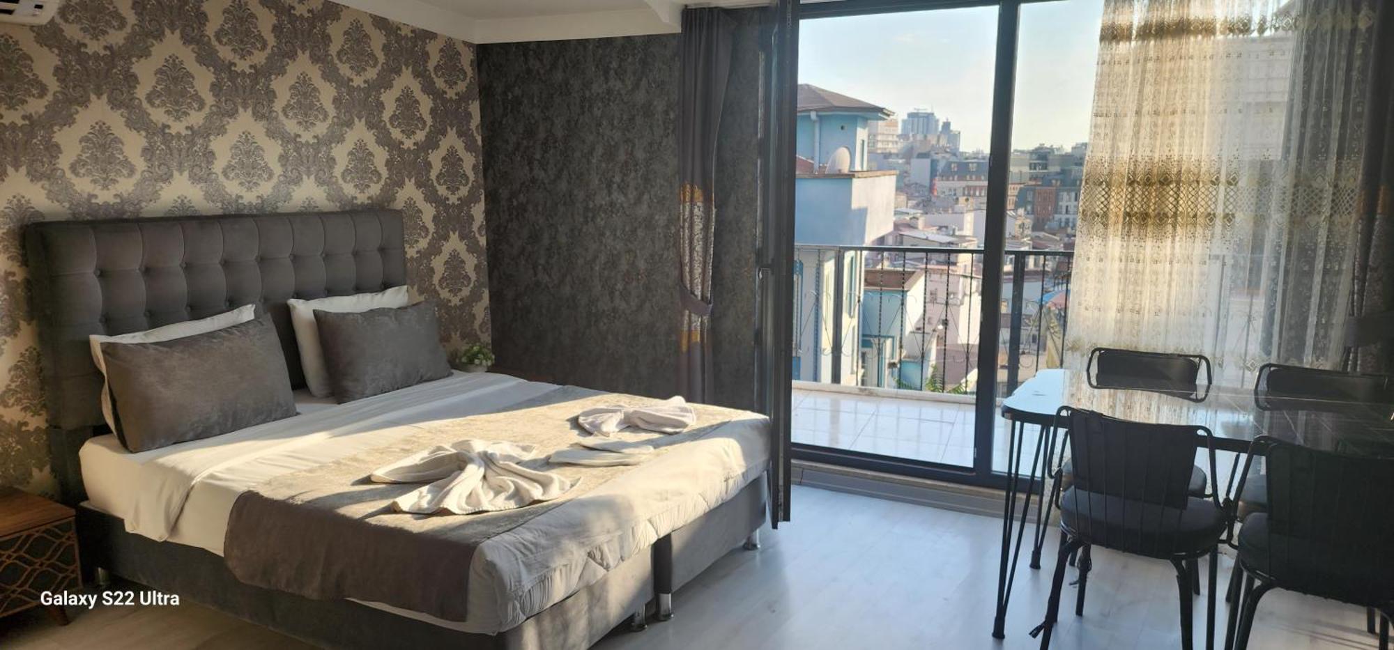 Taksim Royal & *