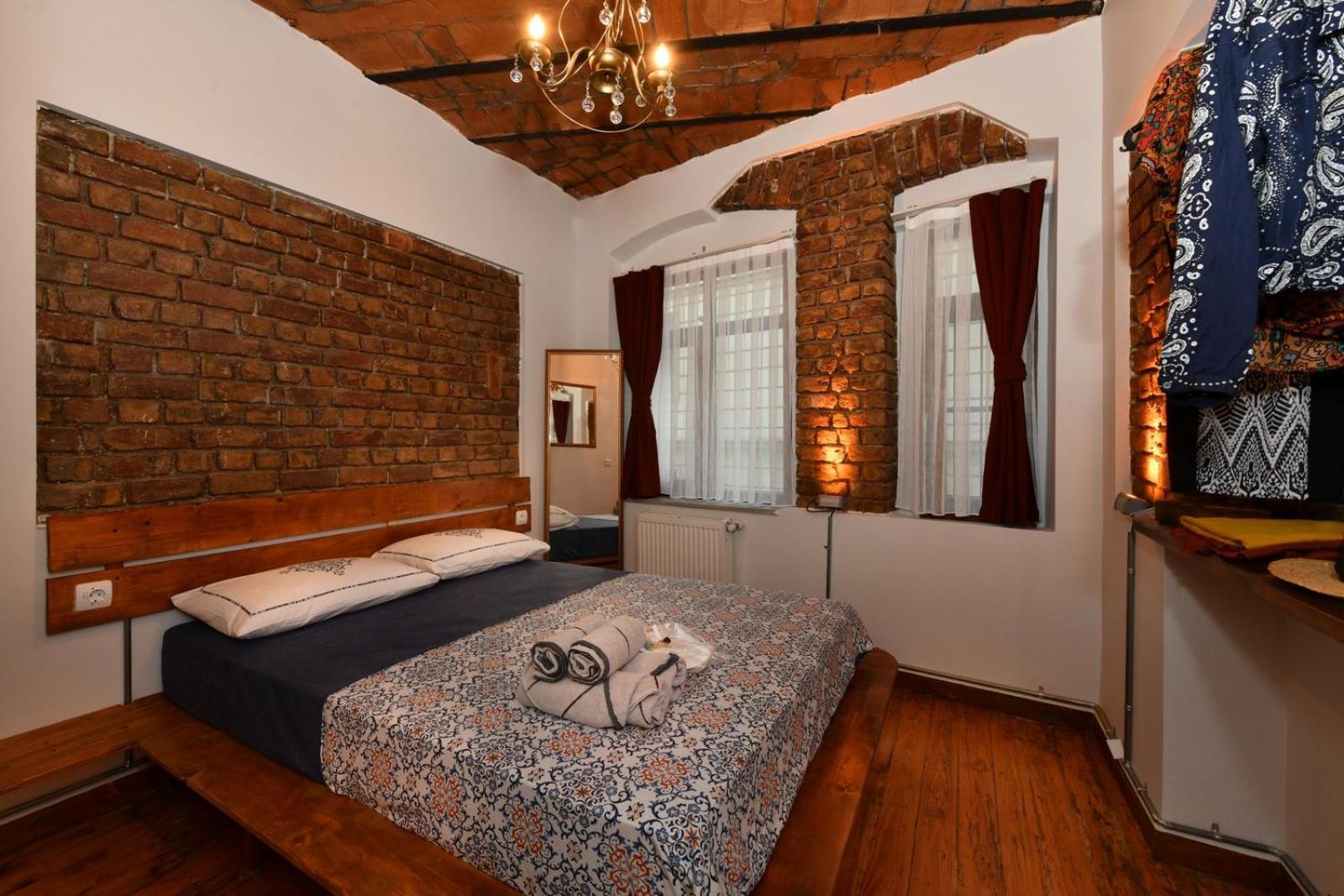 Historical & Retro House @central Of Taksim Apartment