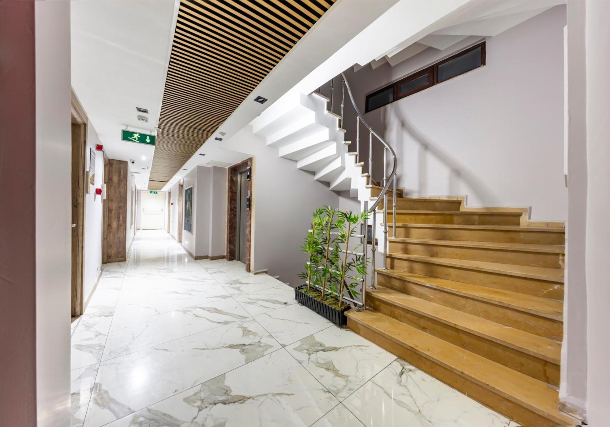 Hotel Dem Airport 4*