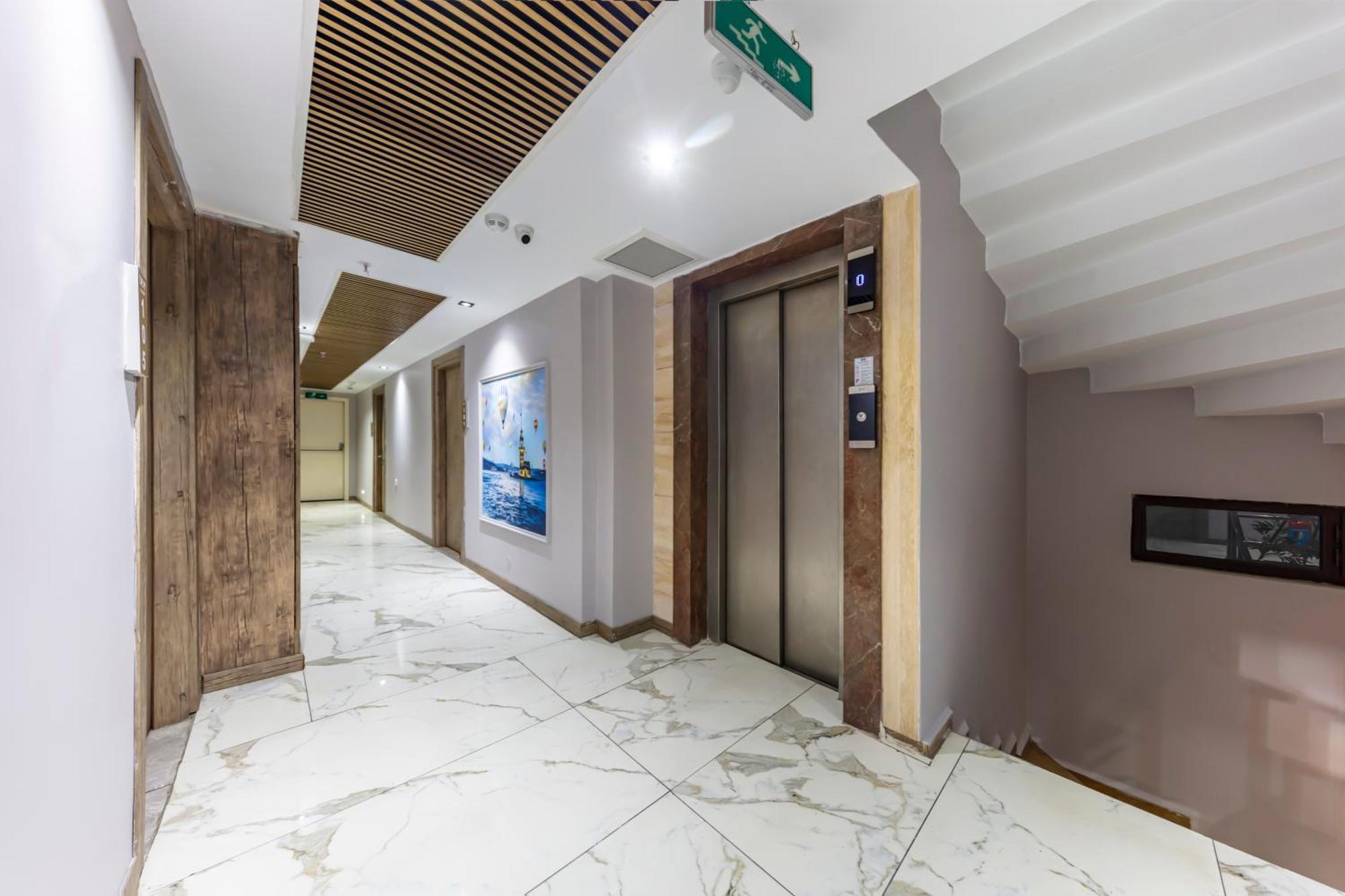 Dem Airport Hotel 4*