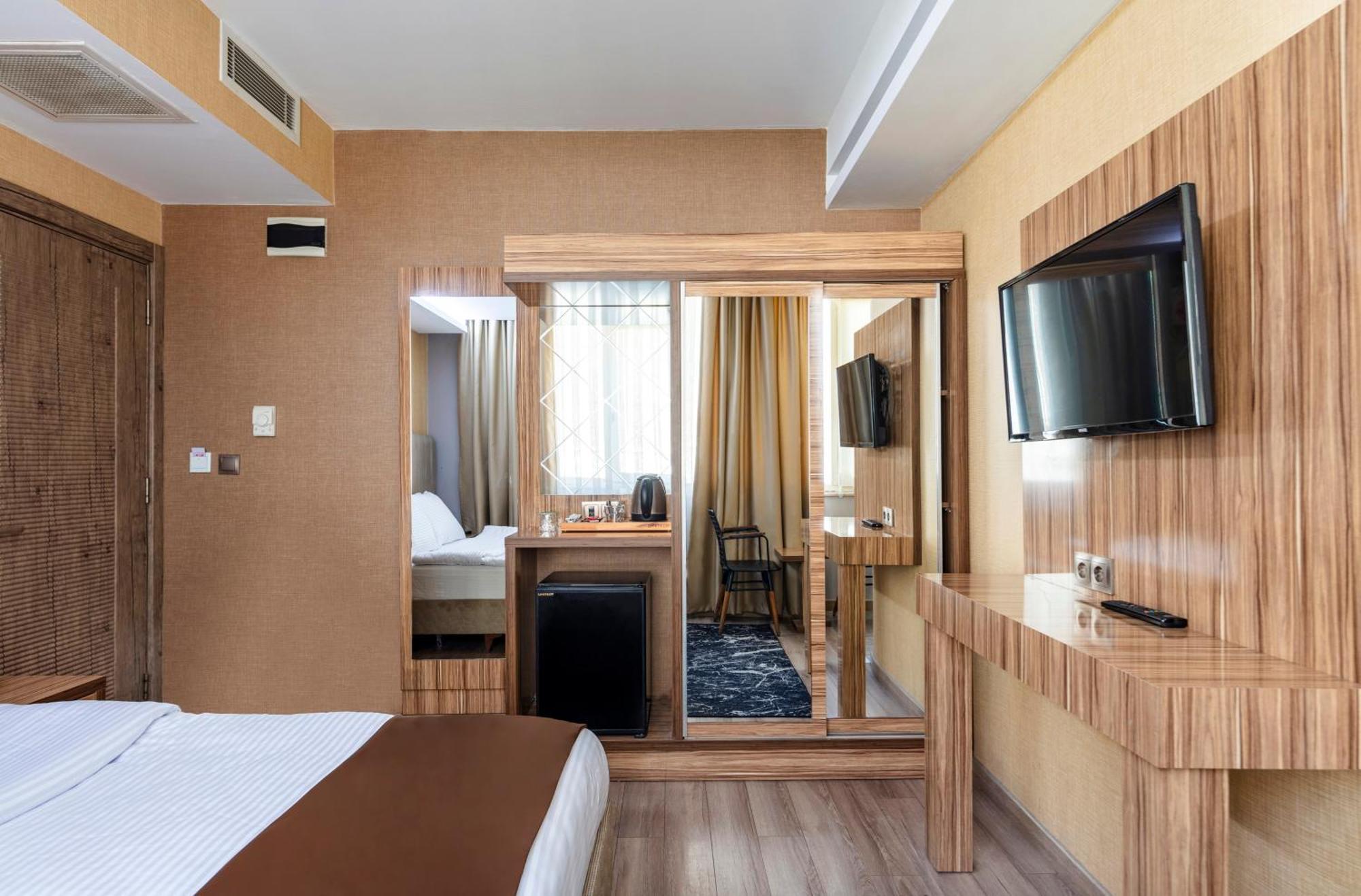 Dem Airport Hotel 4*