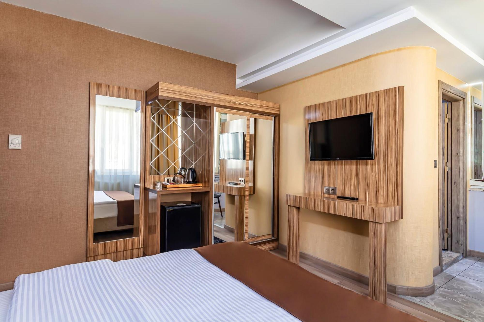 Dem Airport Hotel 4*