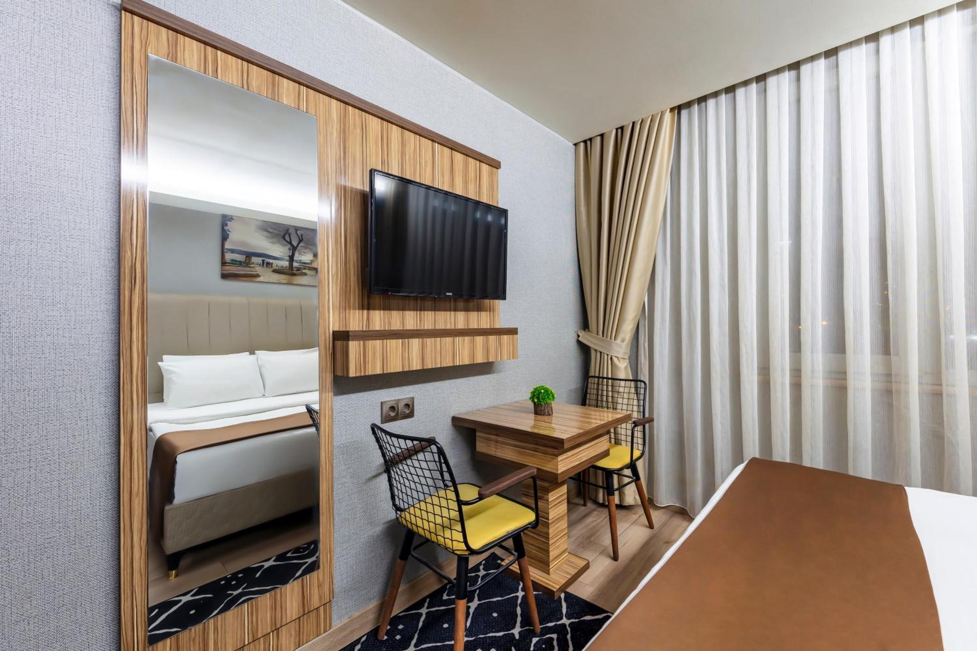 Hotel Dem Airport 4*