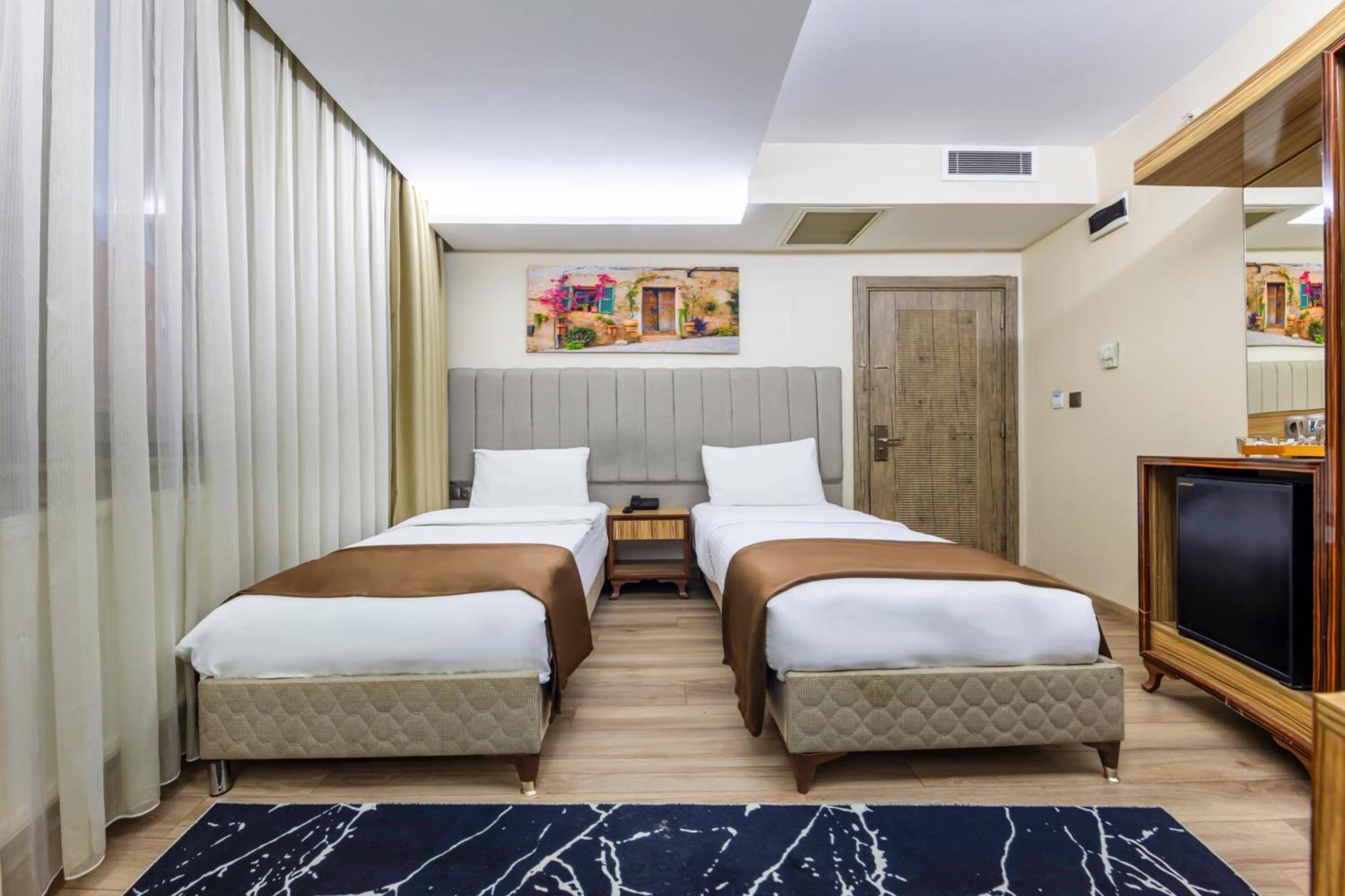 Dem Airport Hotel 4*