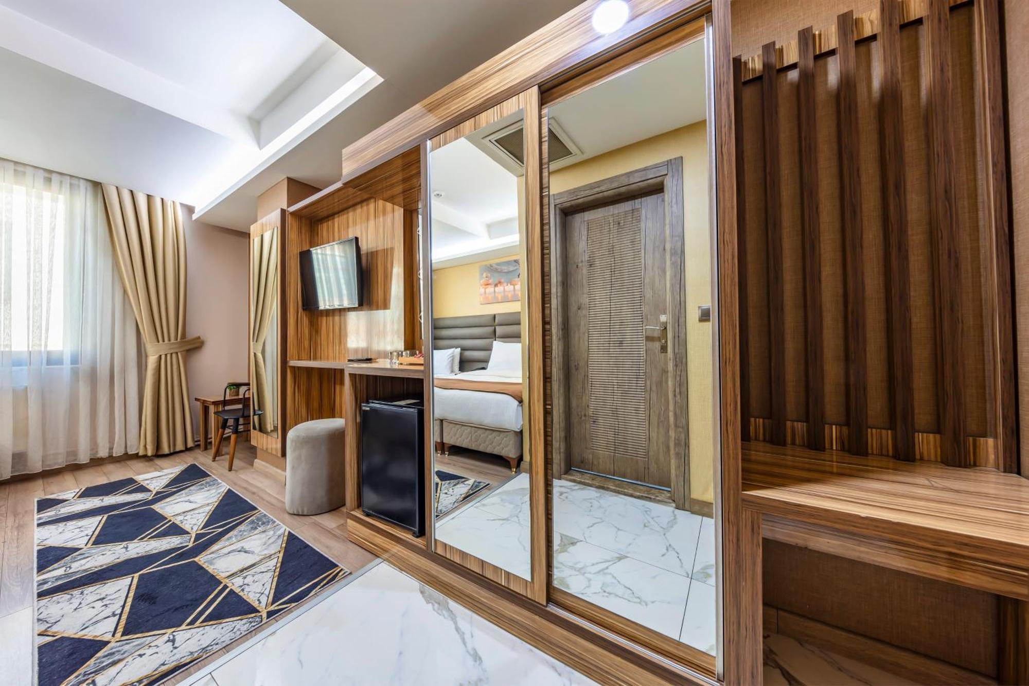 Hotel Dem Airport 4*