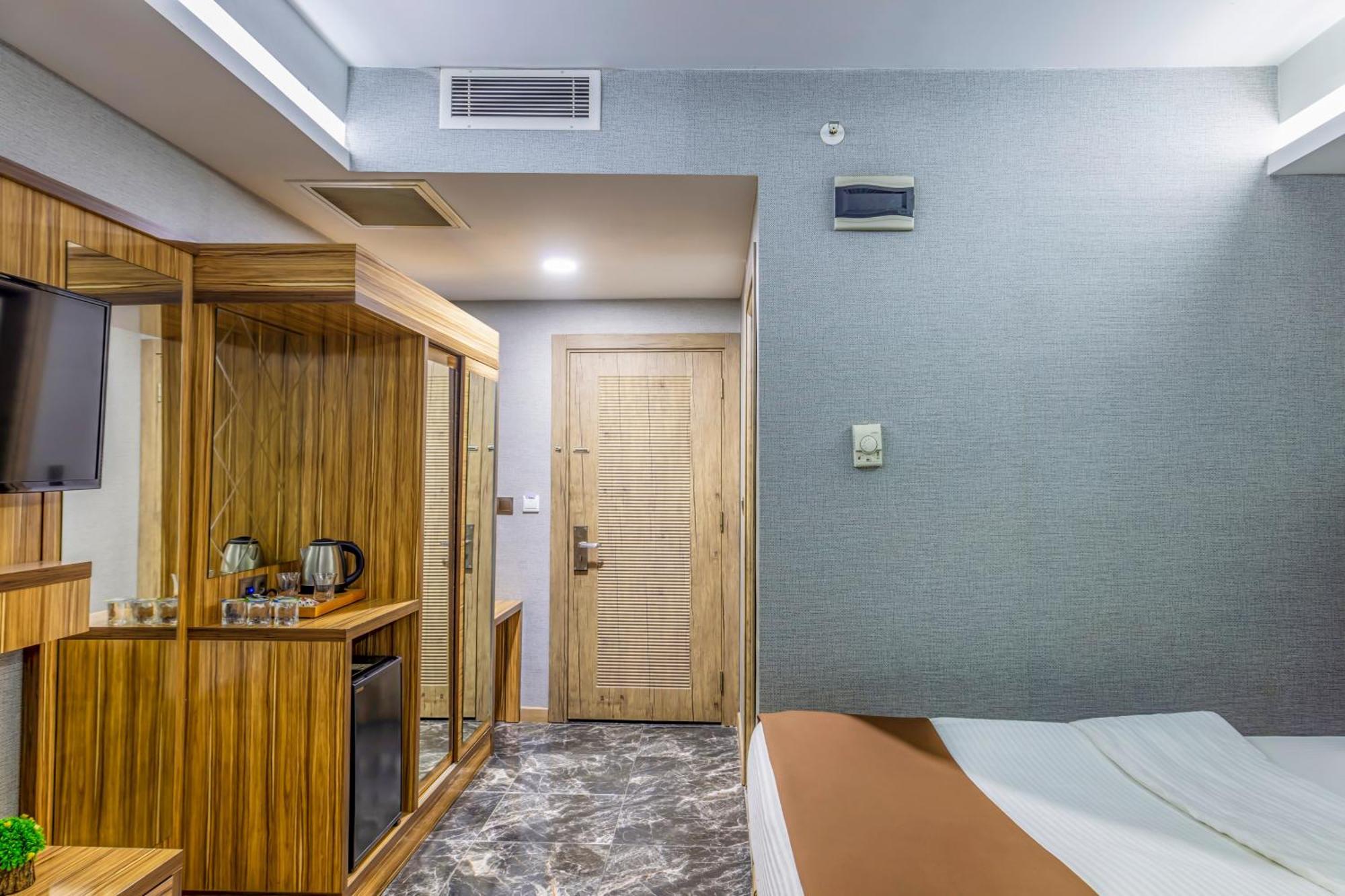 Hotel Dem Airport 4*