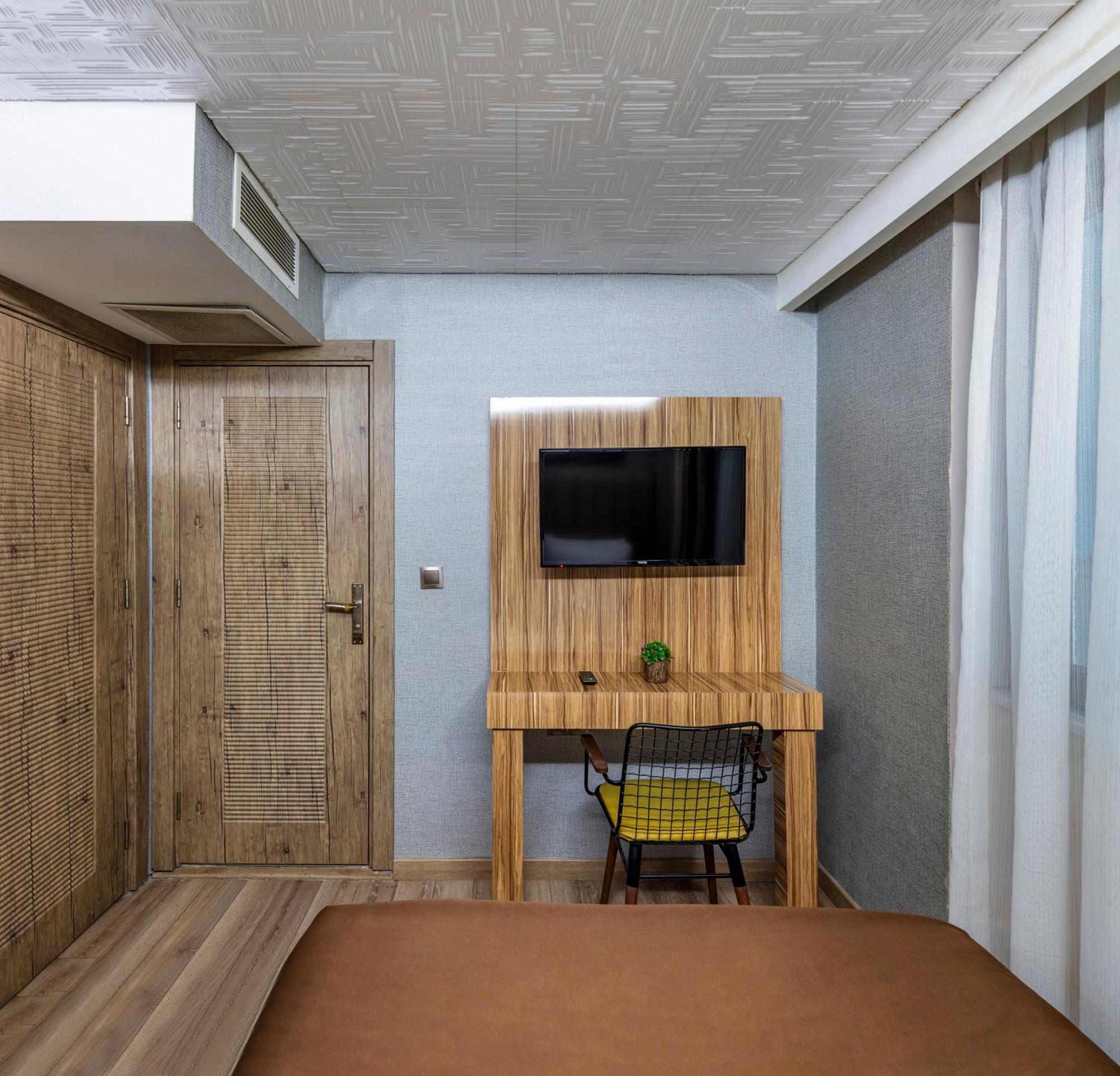 Dem Airport Hotel 4*