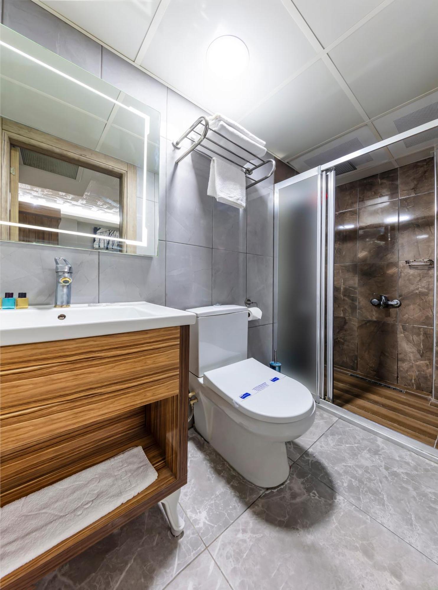 Hotel Dem Airport 4*