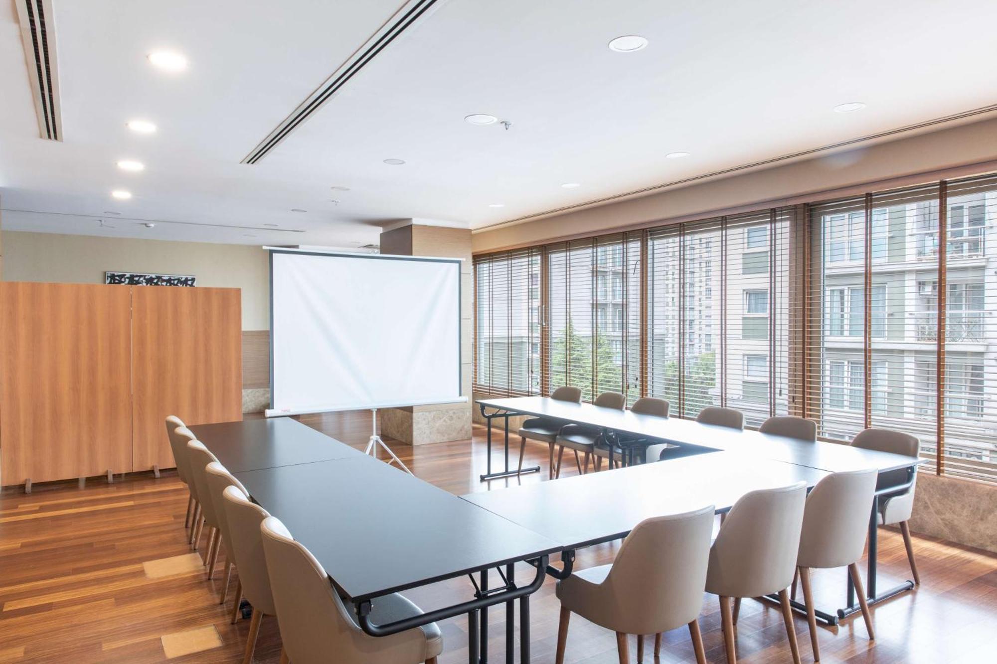 Hotel Radisson Residences Avrupa Tem 4*