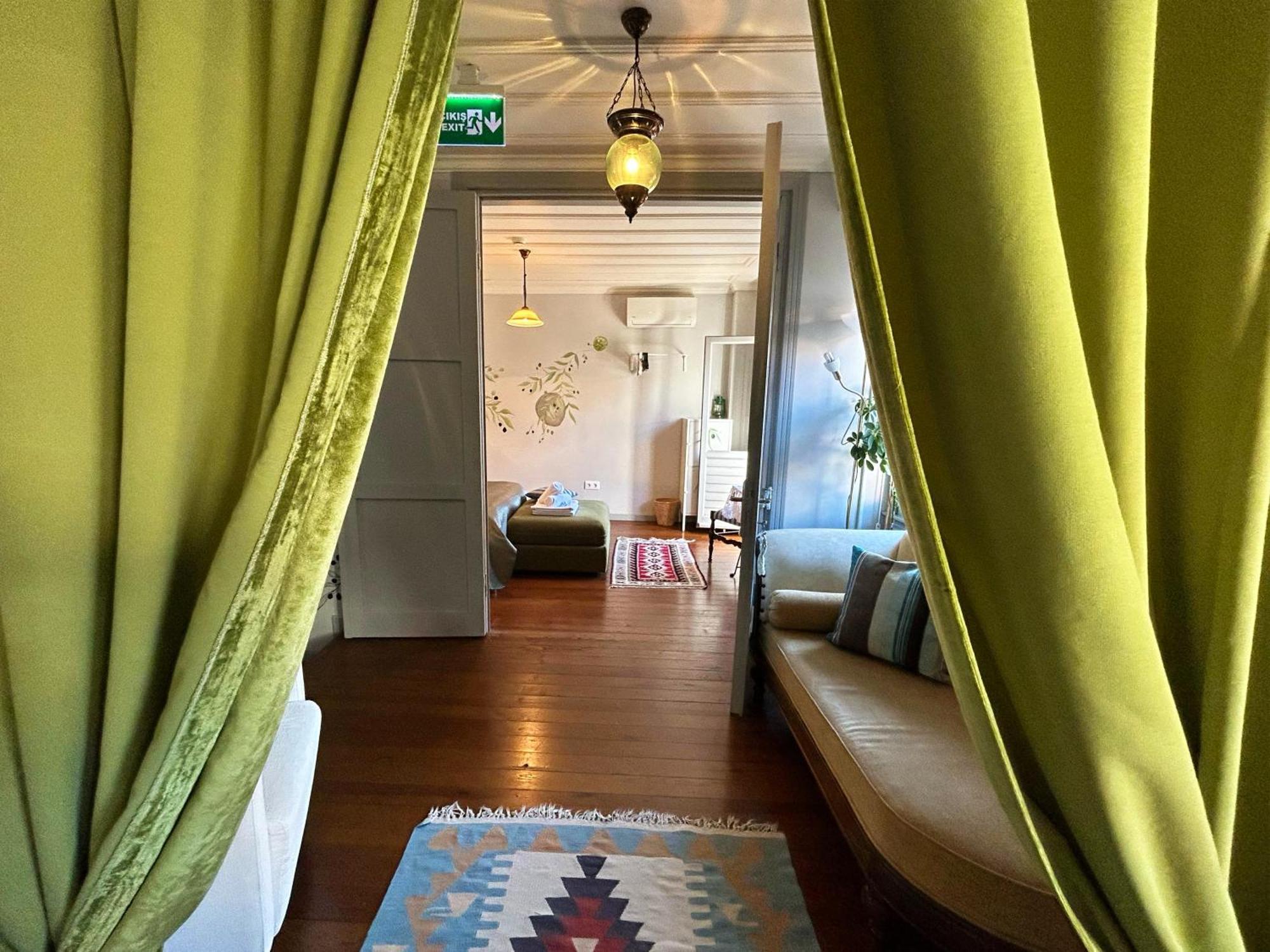 Tilas - In 19th Century Wooden Townhouse,kadikoy