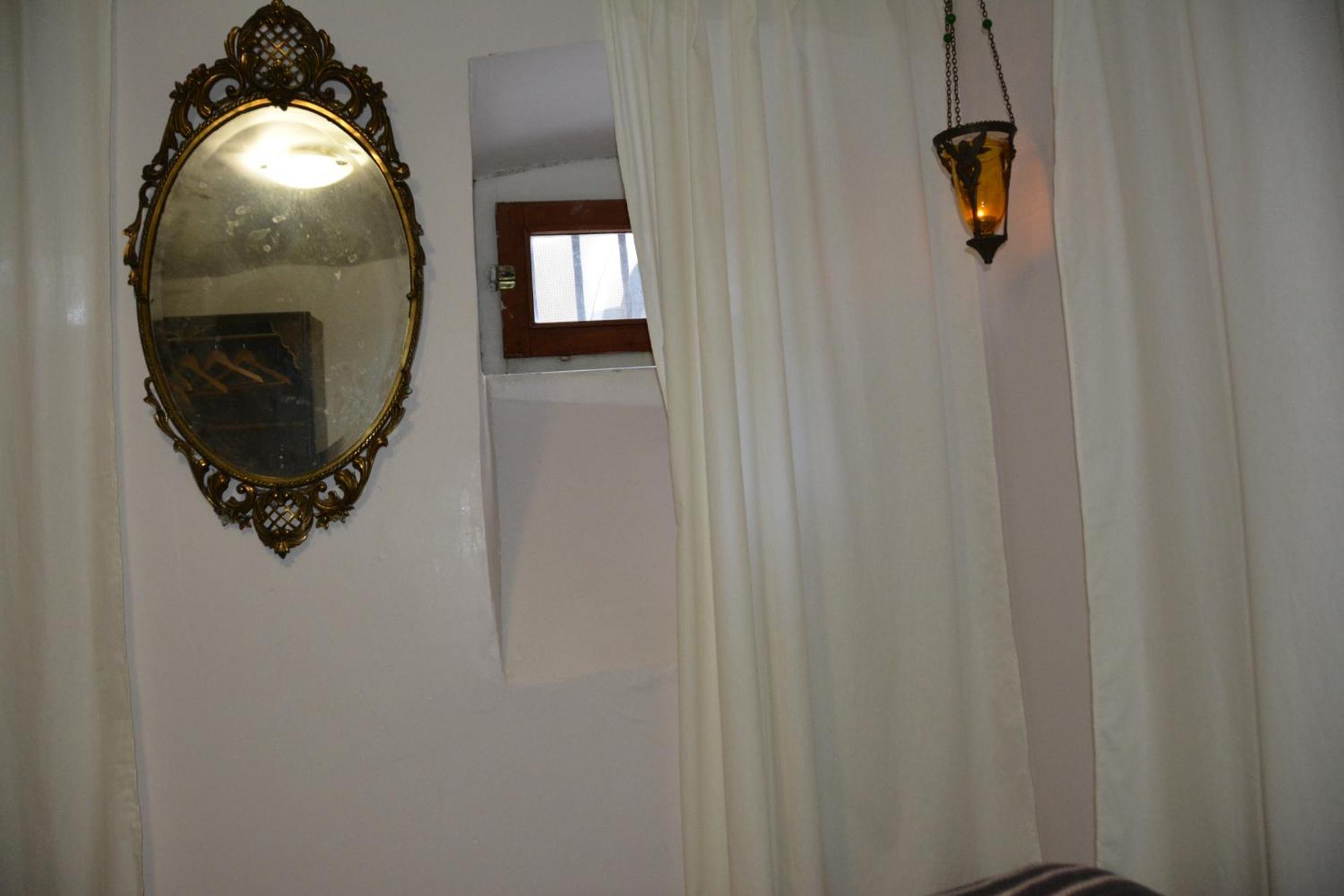 Kaboom Showroom & Guest house *