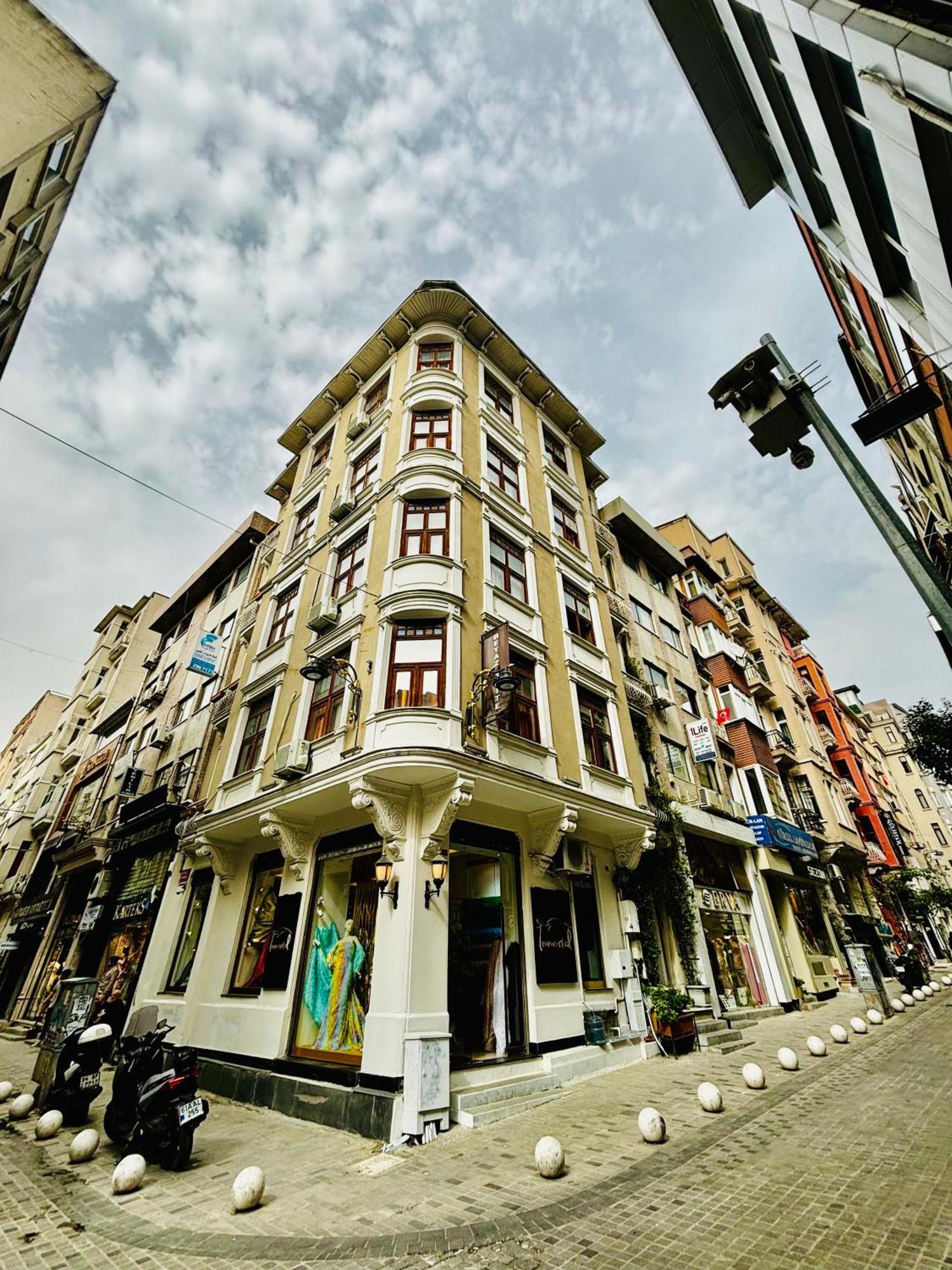 Aparthotel White *