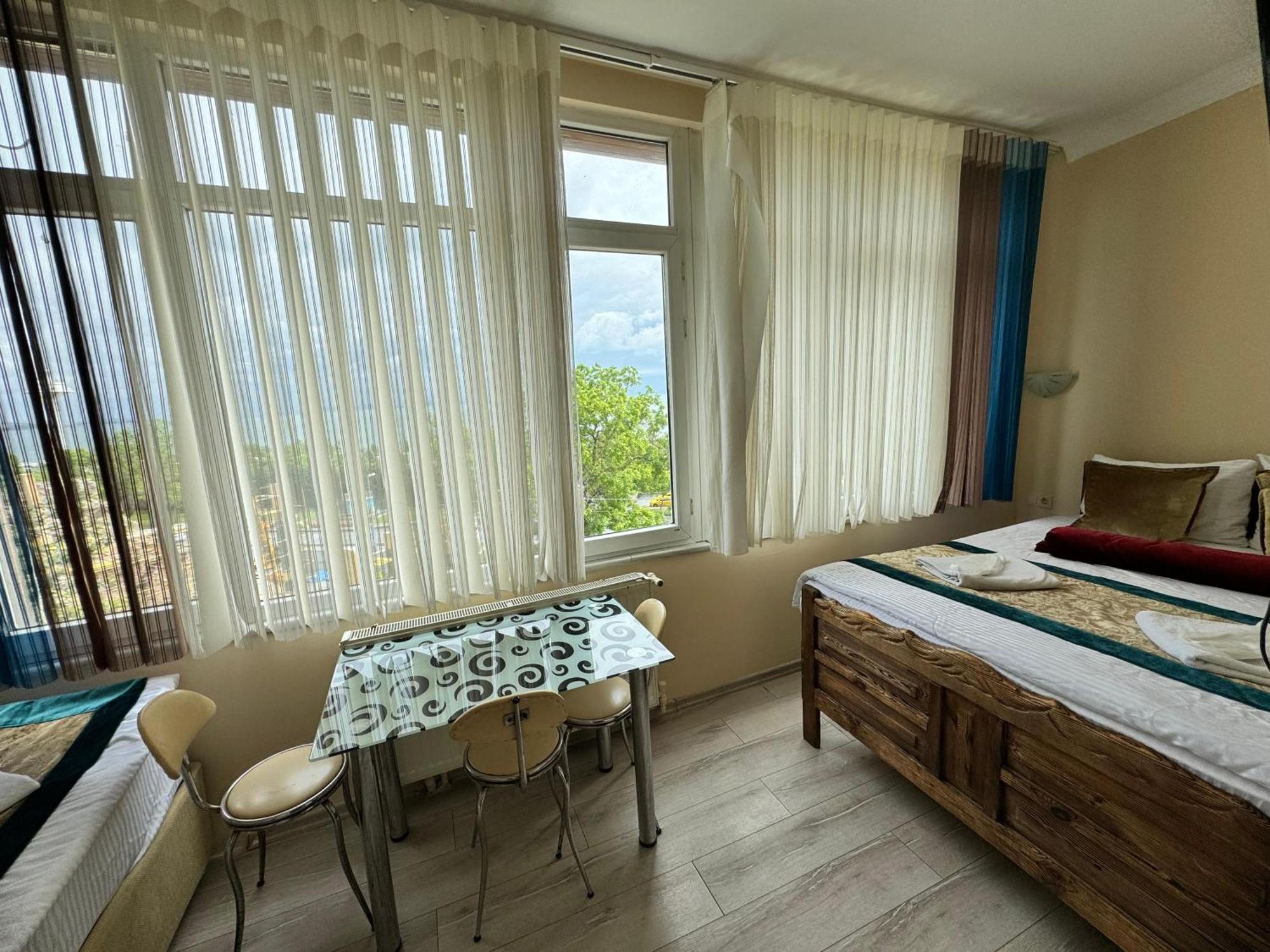 Happy Boutique Aparthotel 3*