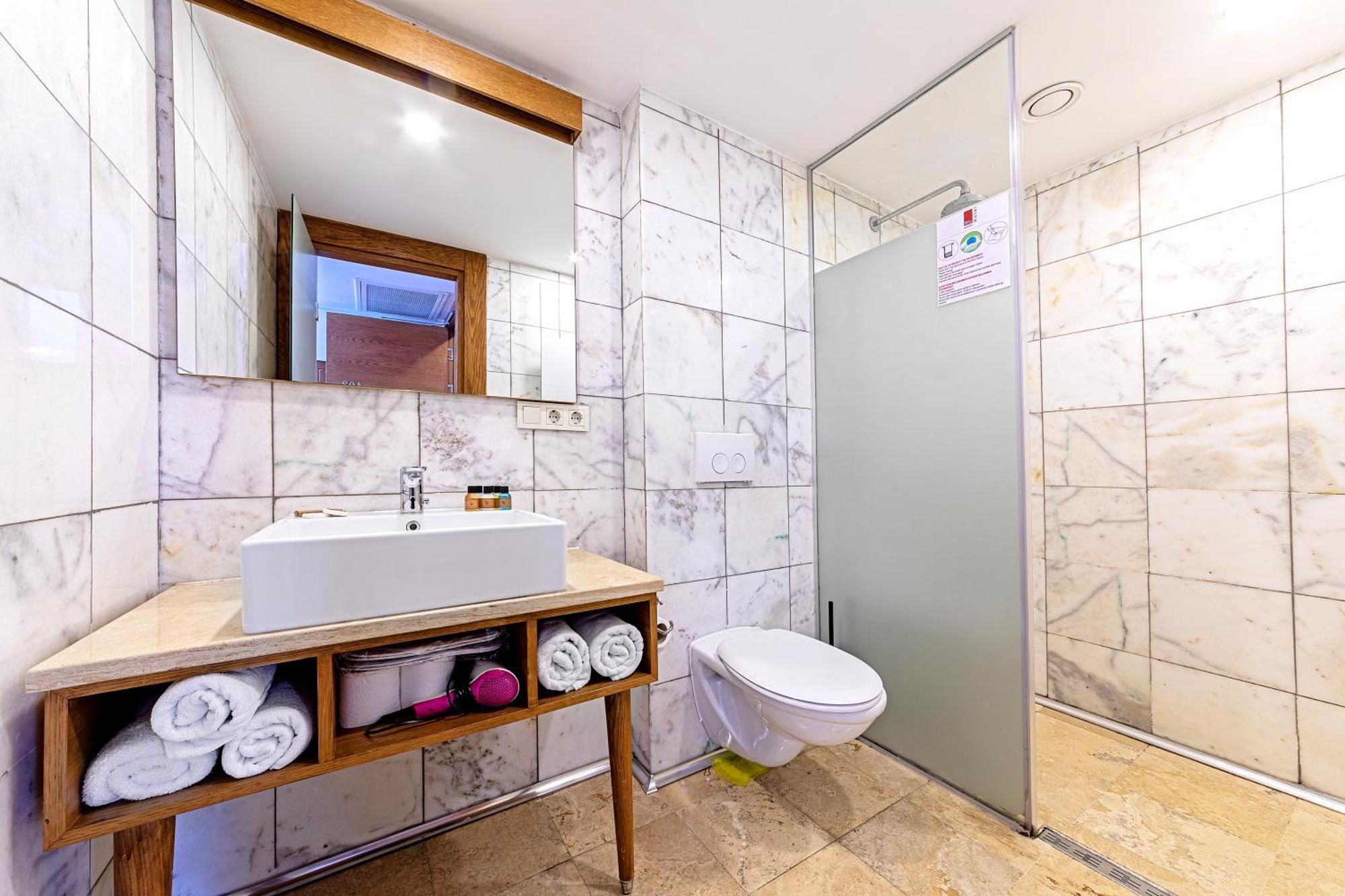 Neda Hotel