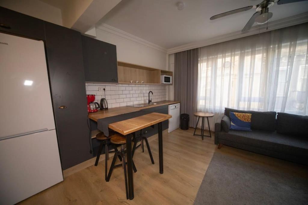 Apartment Aka *