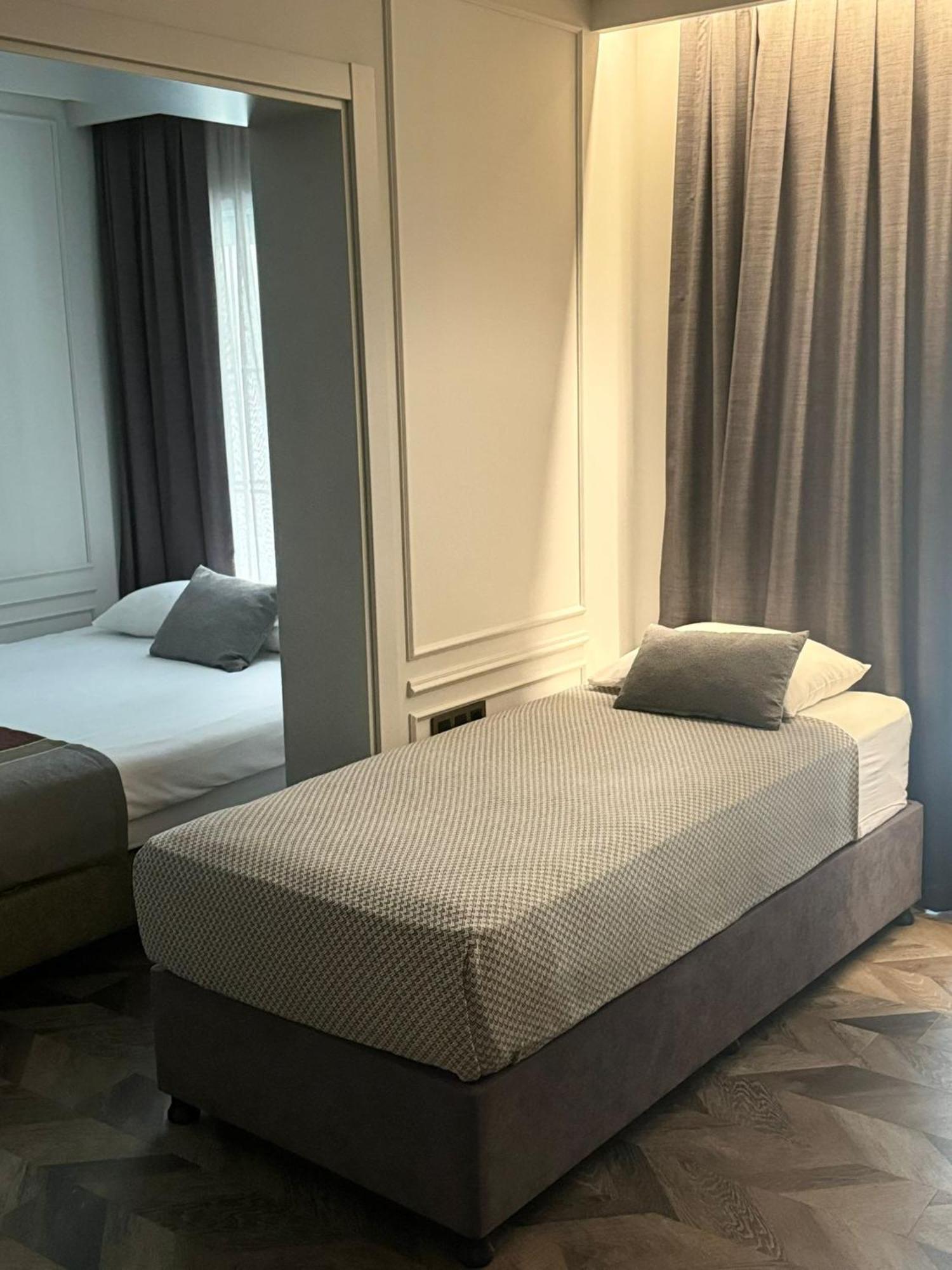 Hotel Livro *