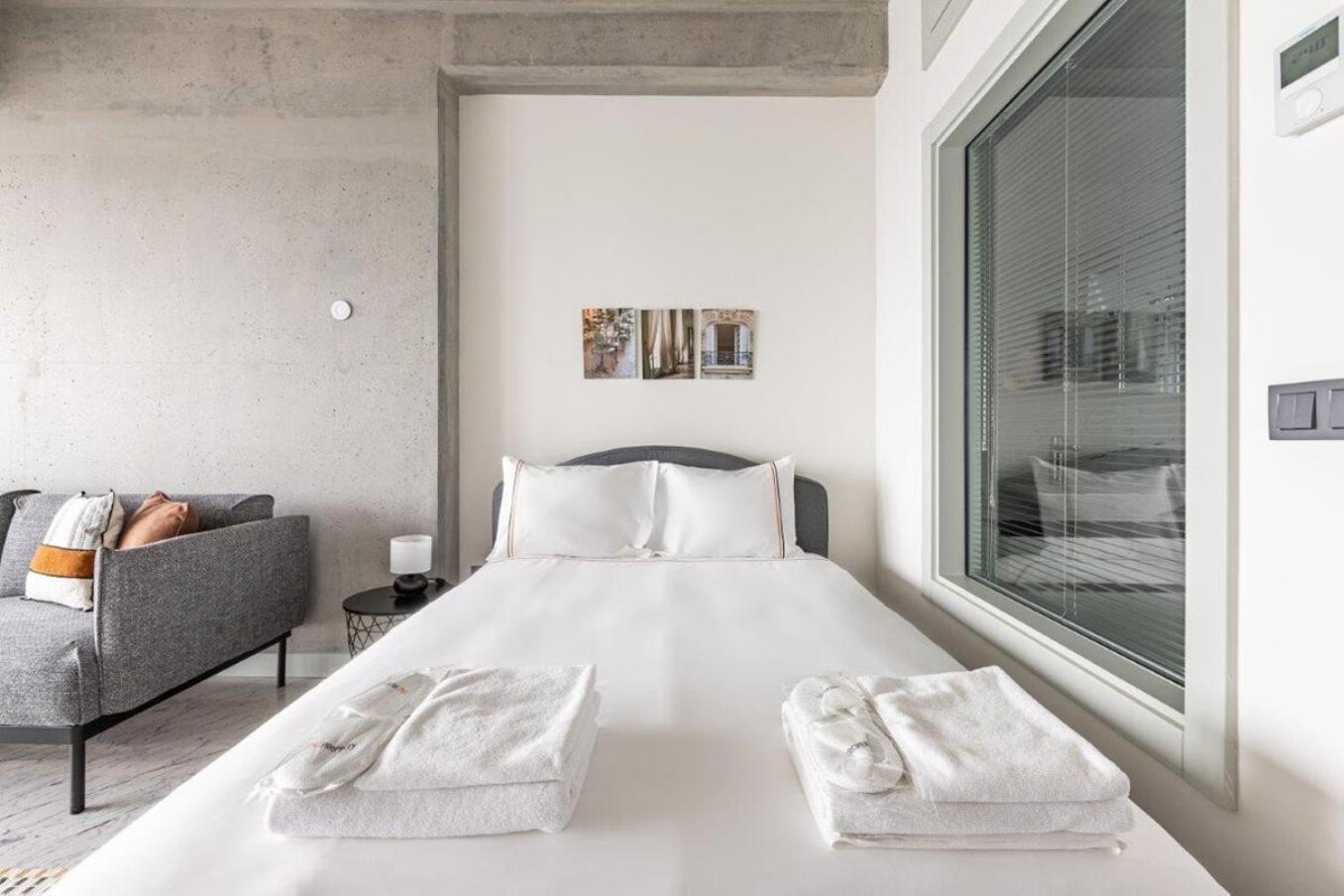 Trendy Cool Bright Parking Poolviews! #254 Apartment *