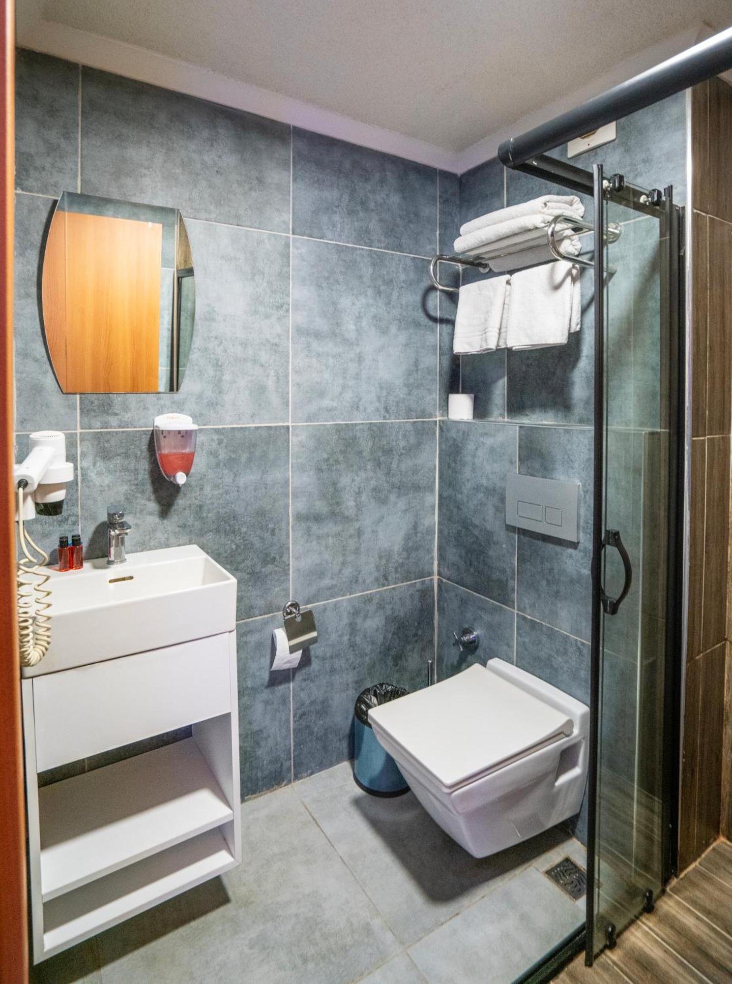 Royal Nest Hotel *
