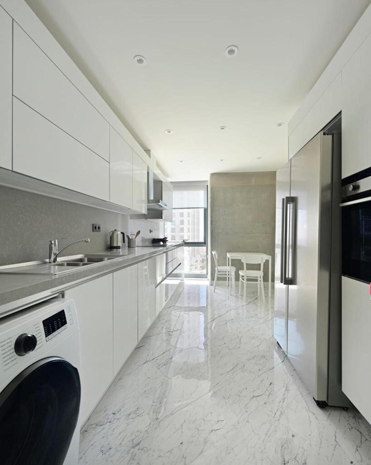 Cool Airy Modern 2Bd2Bath Parkingpoolgym! #219 *
