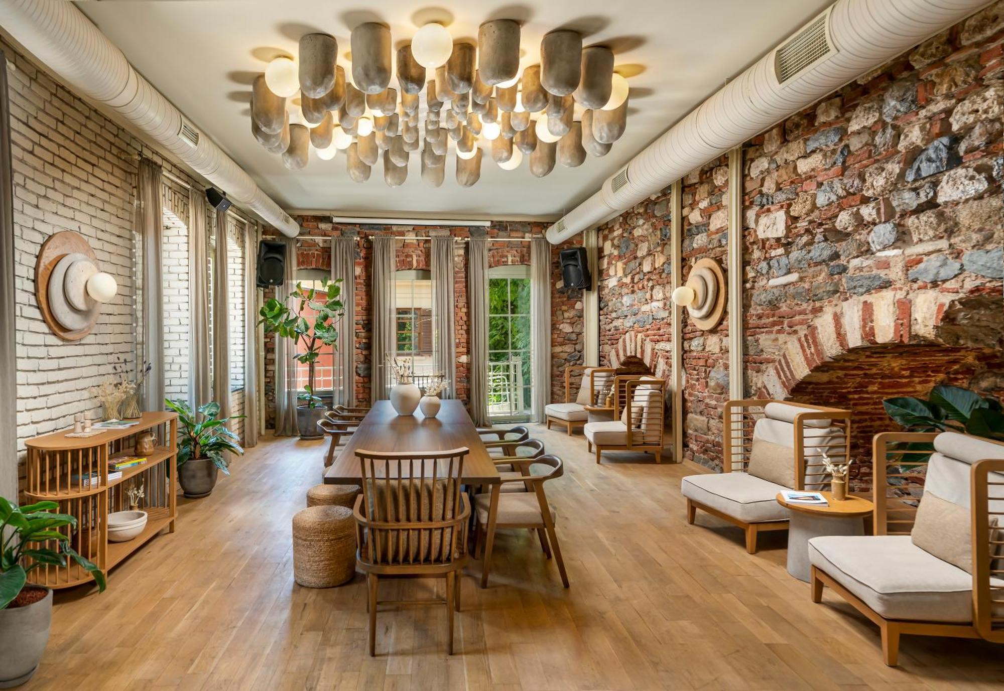 Ecole St. Pierre Hotel 4*