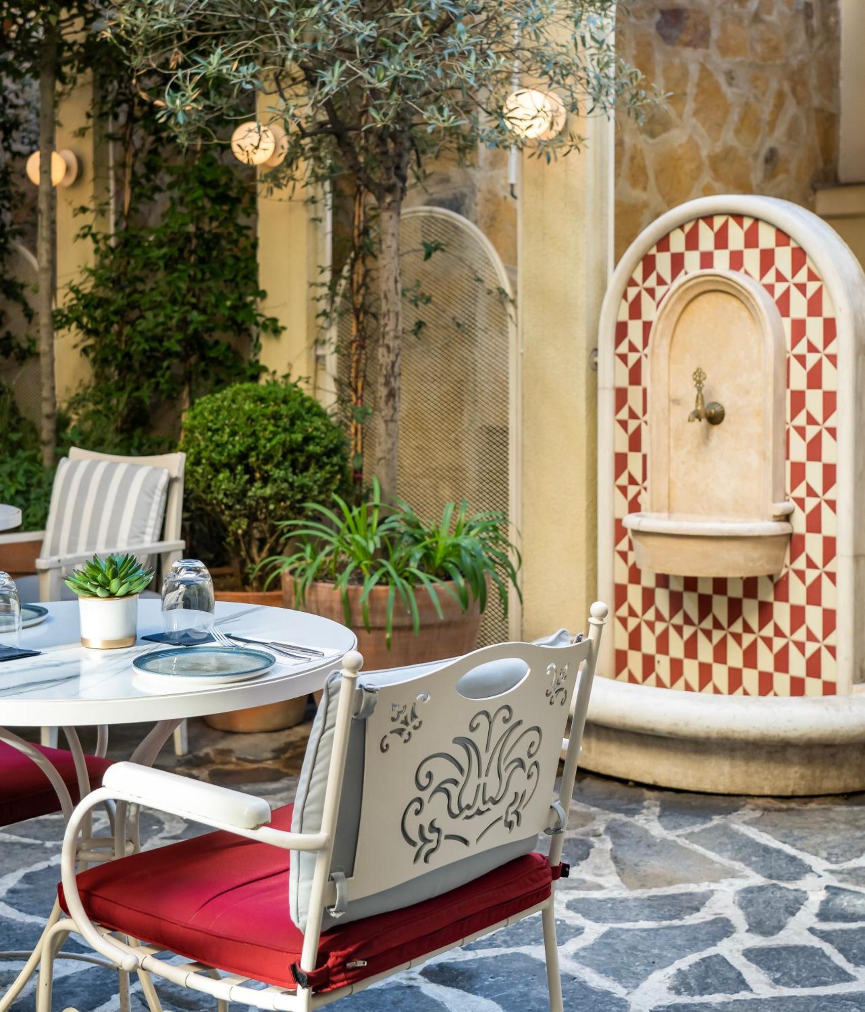 Ecole St. Pierre Hotel 4*