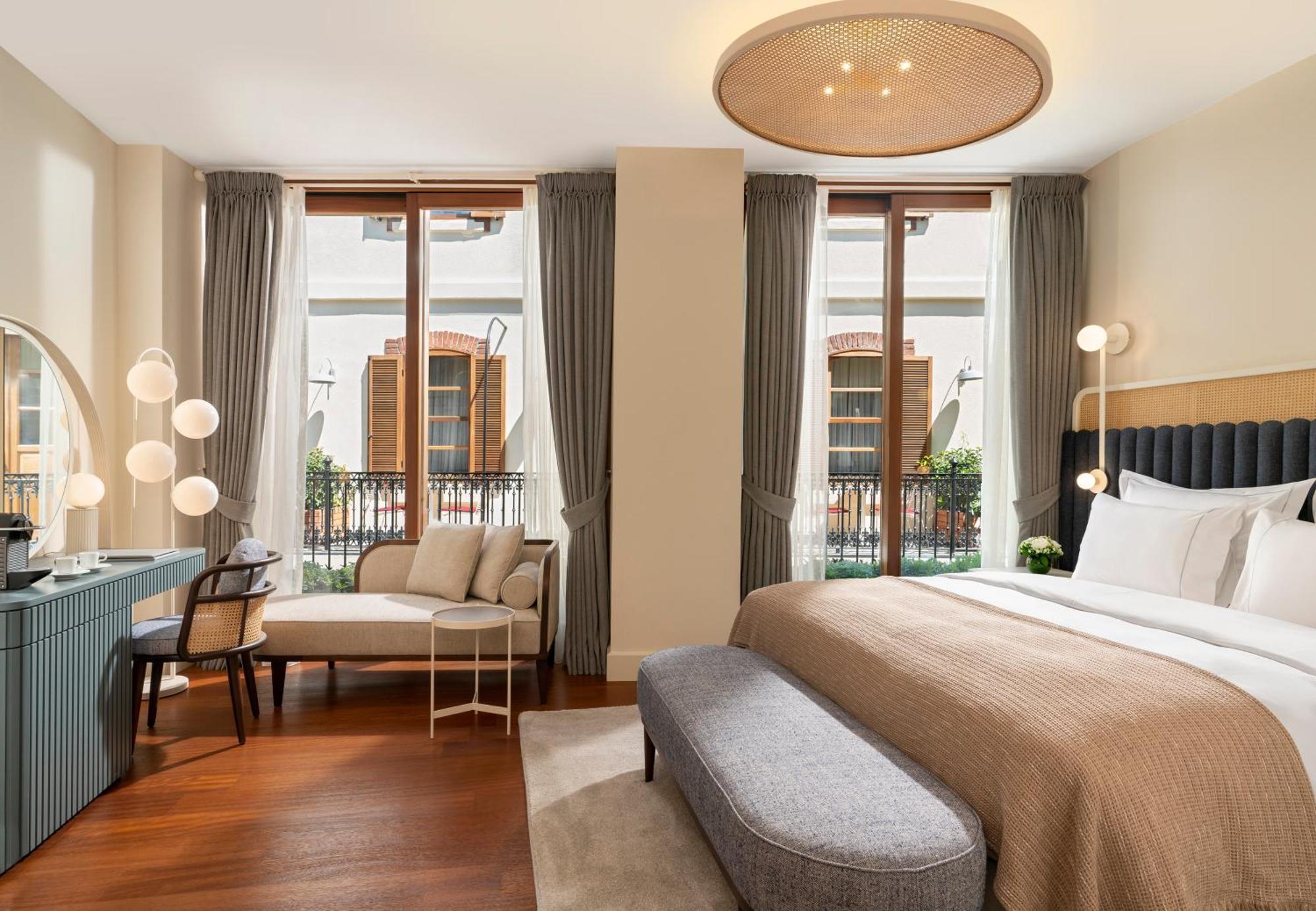 Ecole St. Pierre Hotel 4*