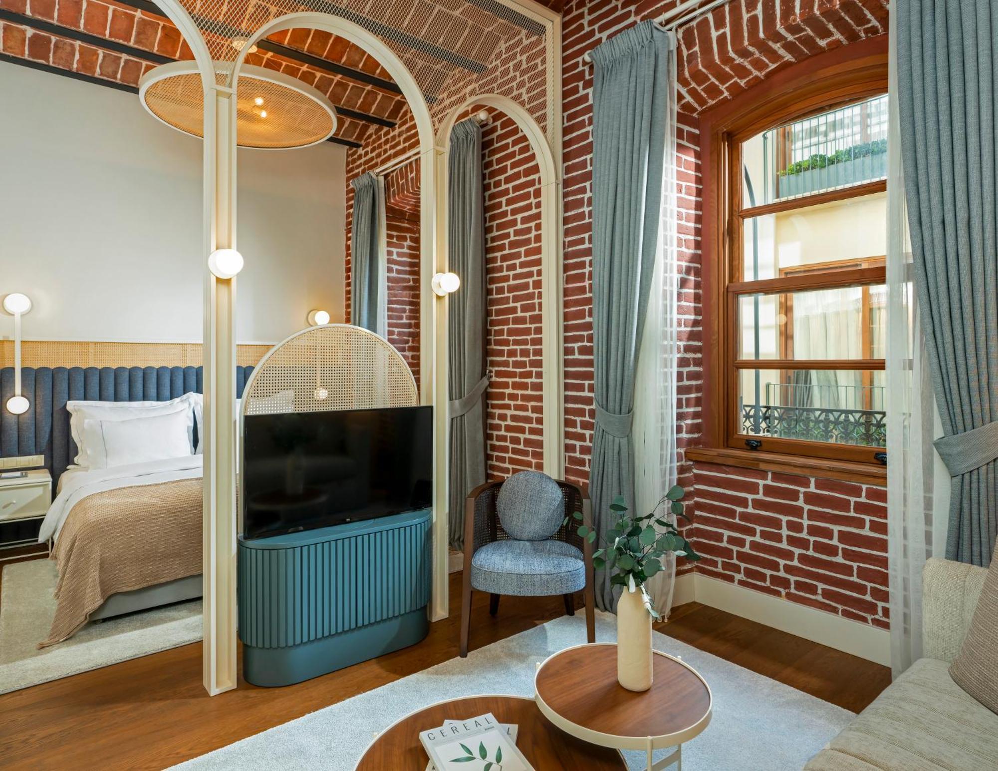 Ecole St. Pierre Hotel 4*