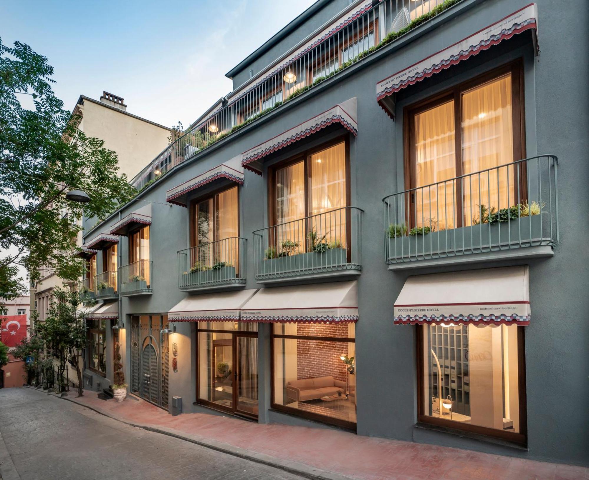 Ecole St. Pierre Hotel 4*