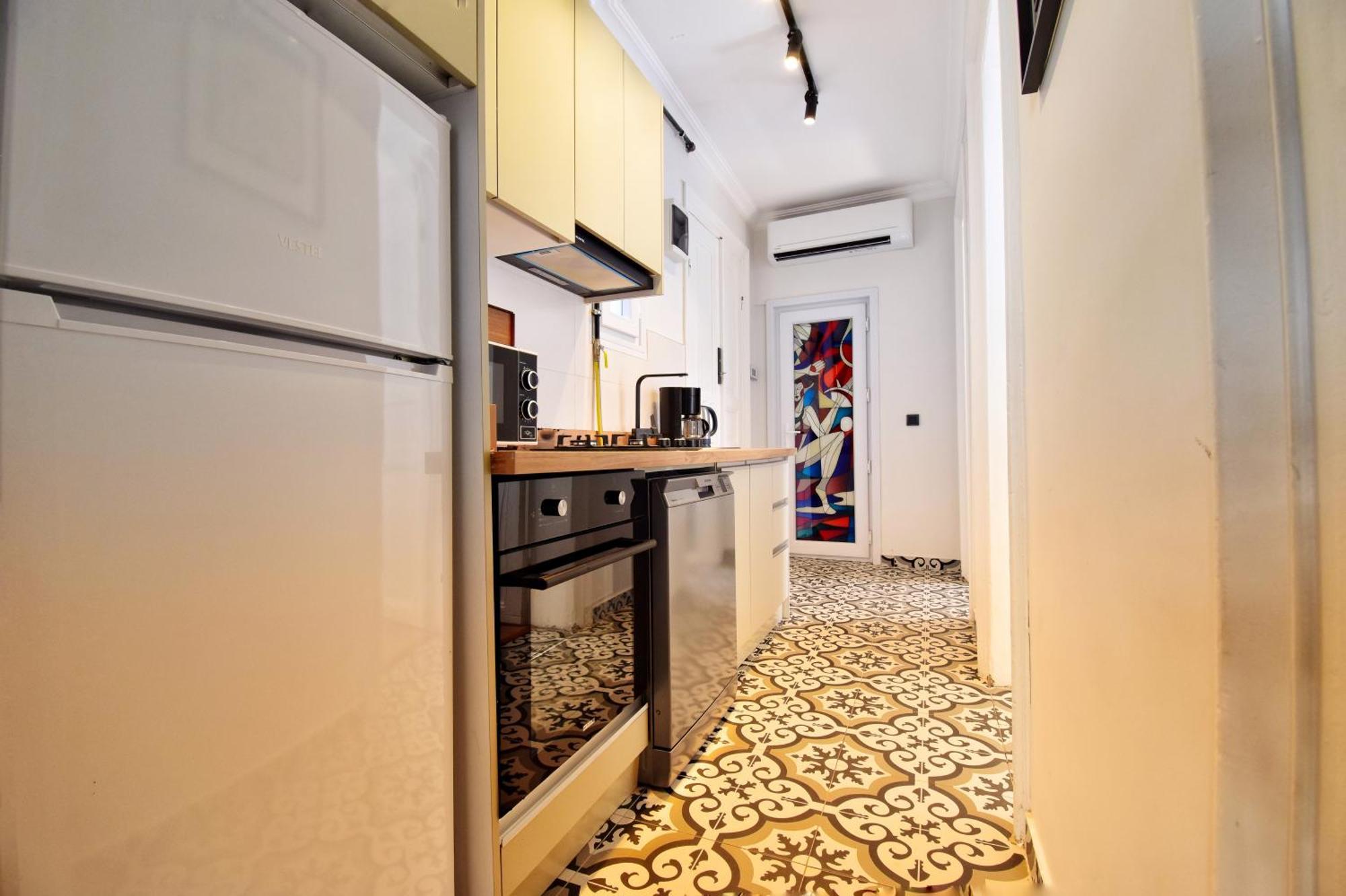 Apartment Cozy Renovated 3br Near Taksim- Santur D10 *