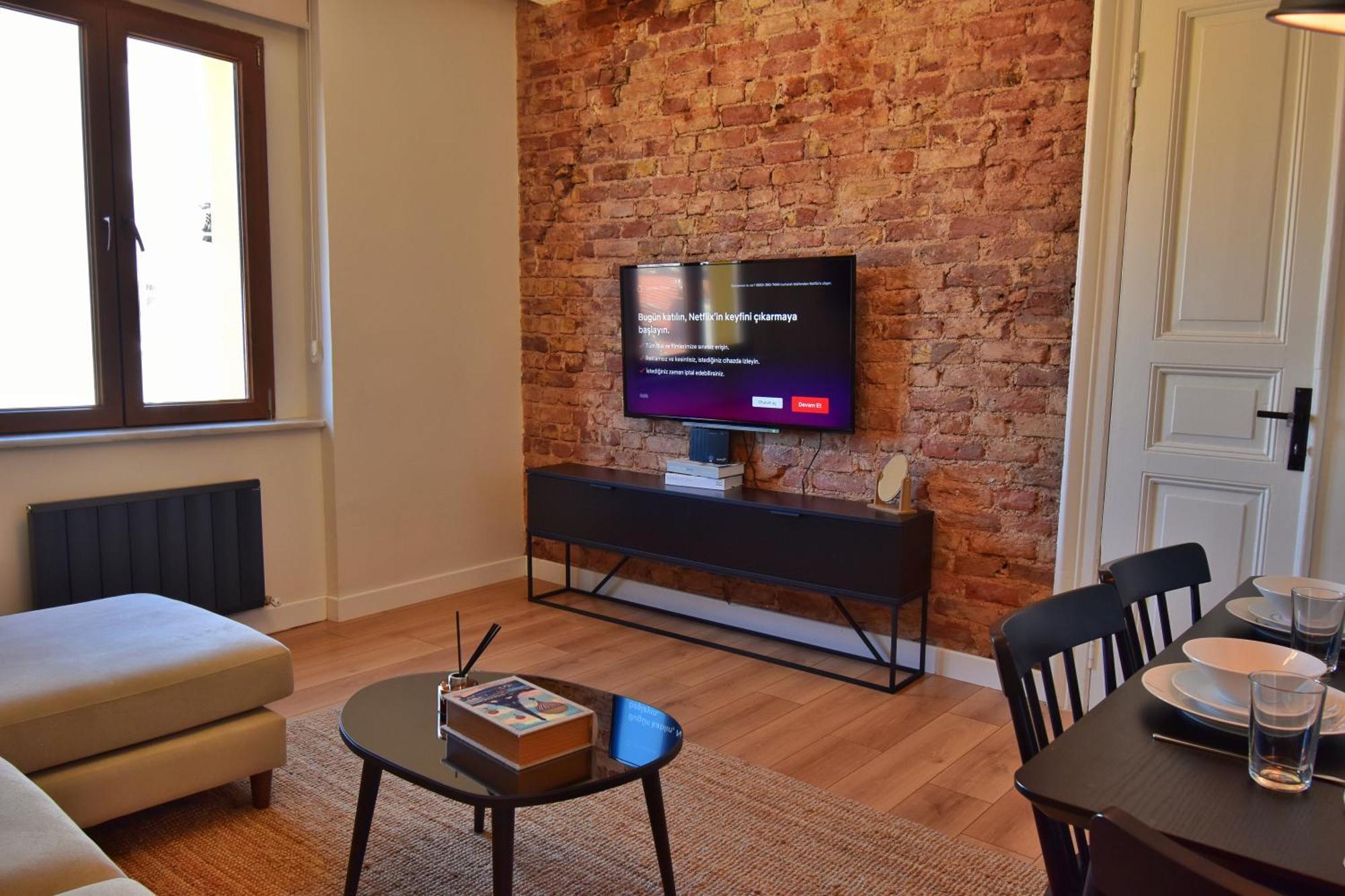 Apartment Cozy Renovated 3br Near Taksim- Santur D10
