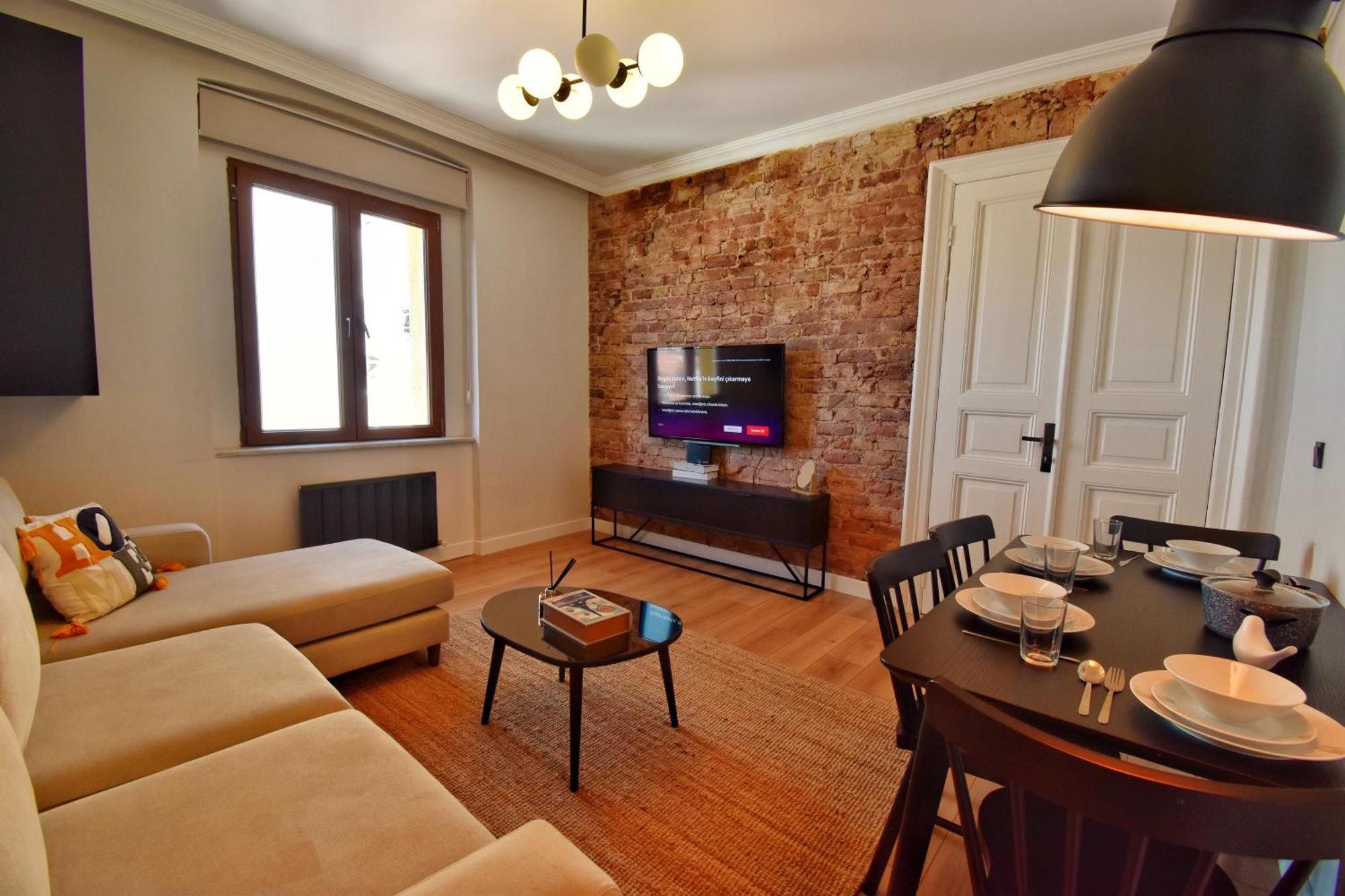 Apartment Cozy Renovated 3br Near Taksim- Santur D10