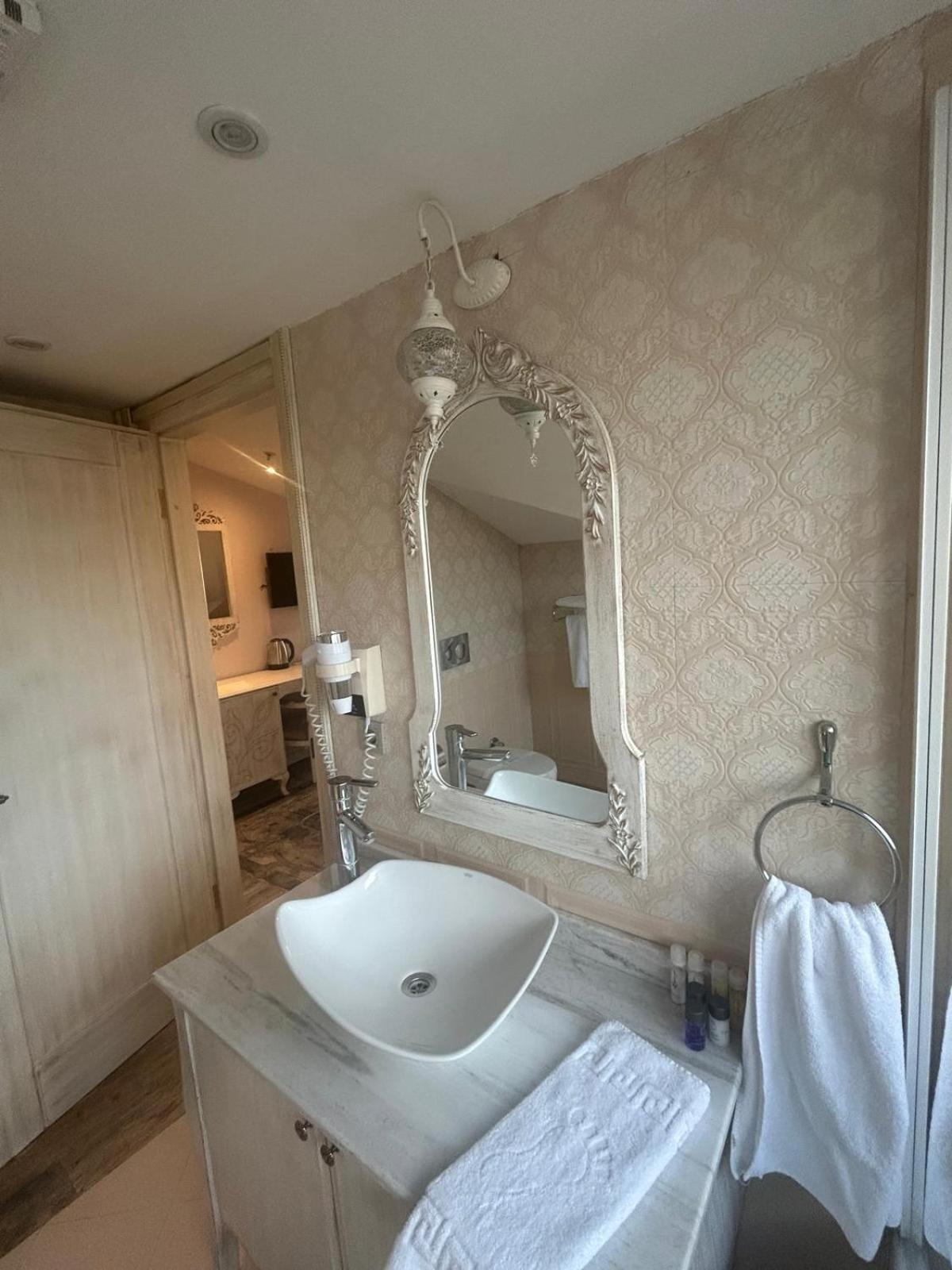 Elegance Hotel