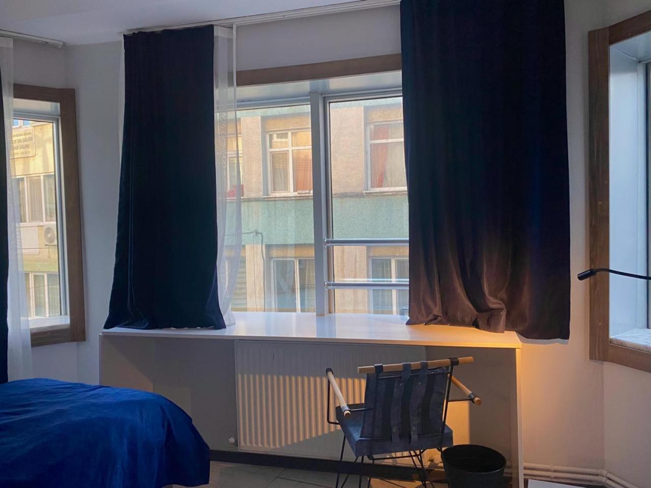 In A Digital Nomad House 107 *