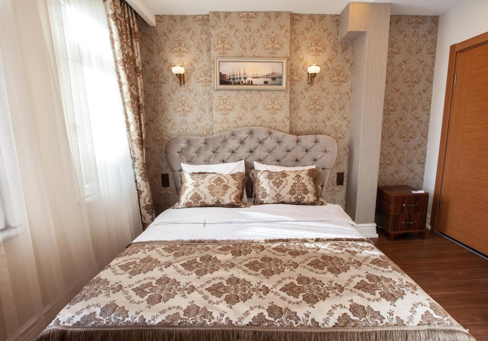 Rose Hotel