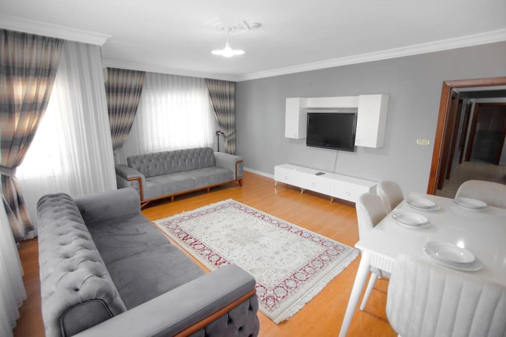 Large In A Quiet Area 40 Apartment *