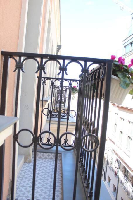 Sacred Serenity In Taksim Apartment *