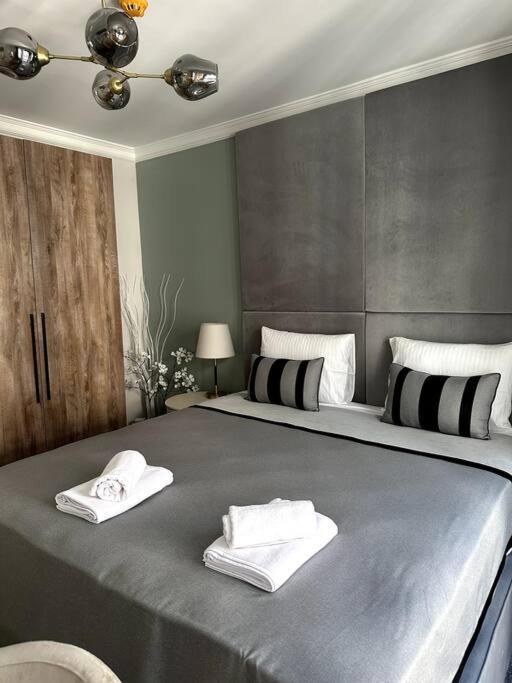 Sacred Serenity In Taksim Apartment *
