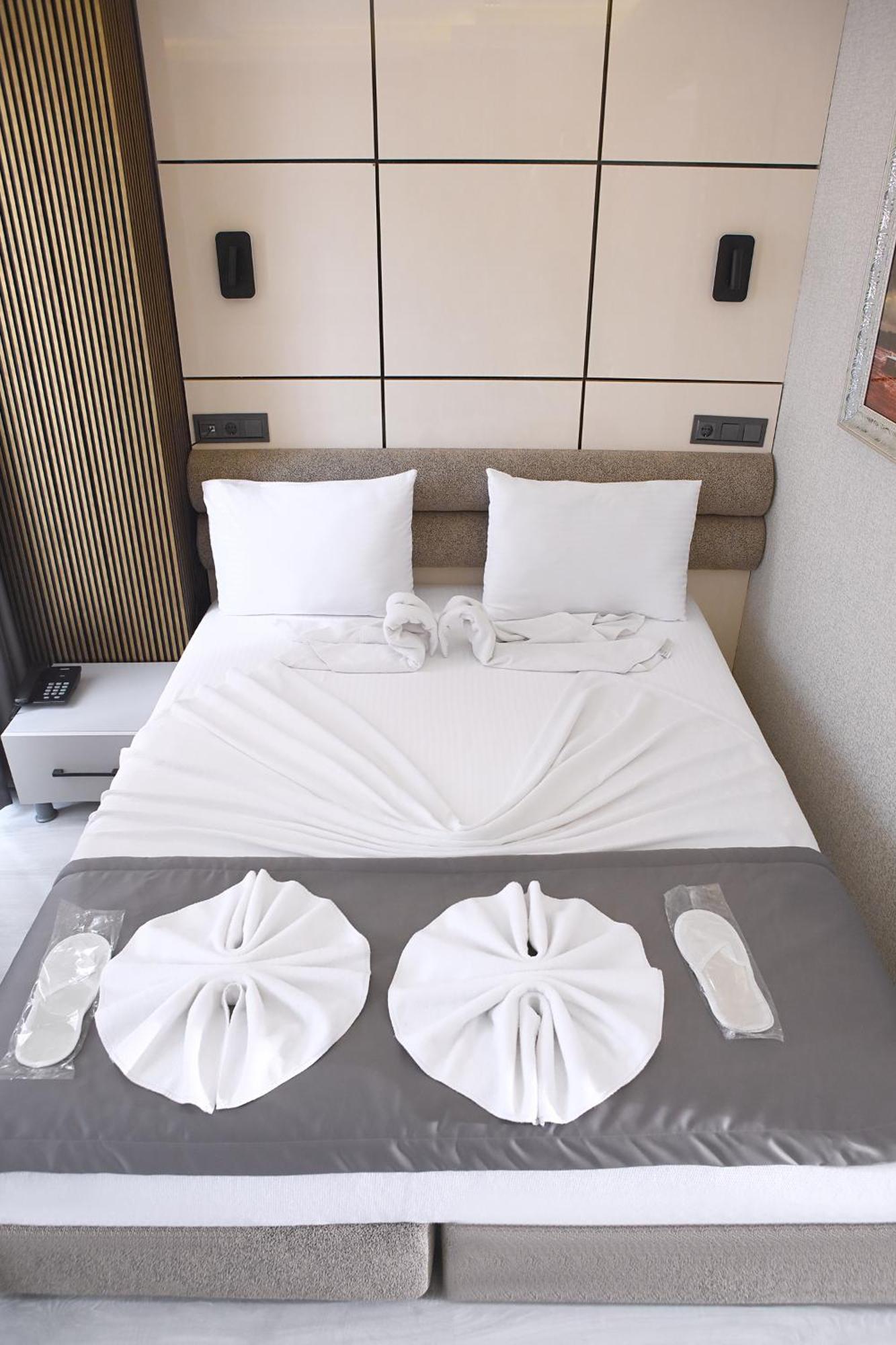 Amara Old & 3*