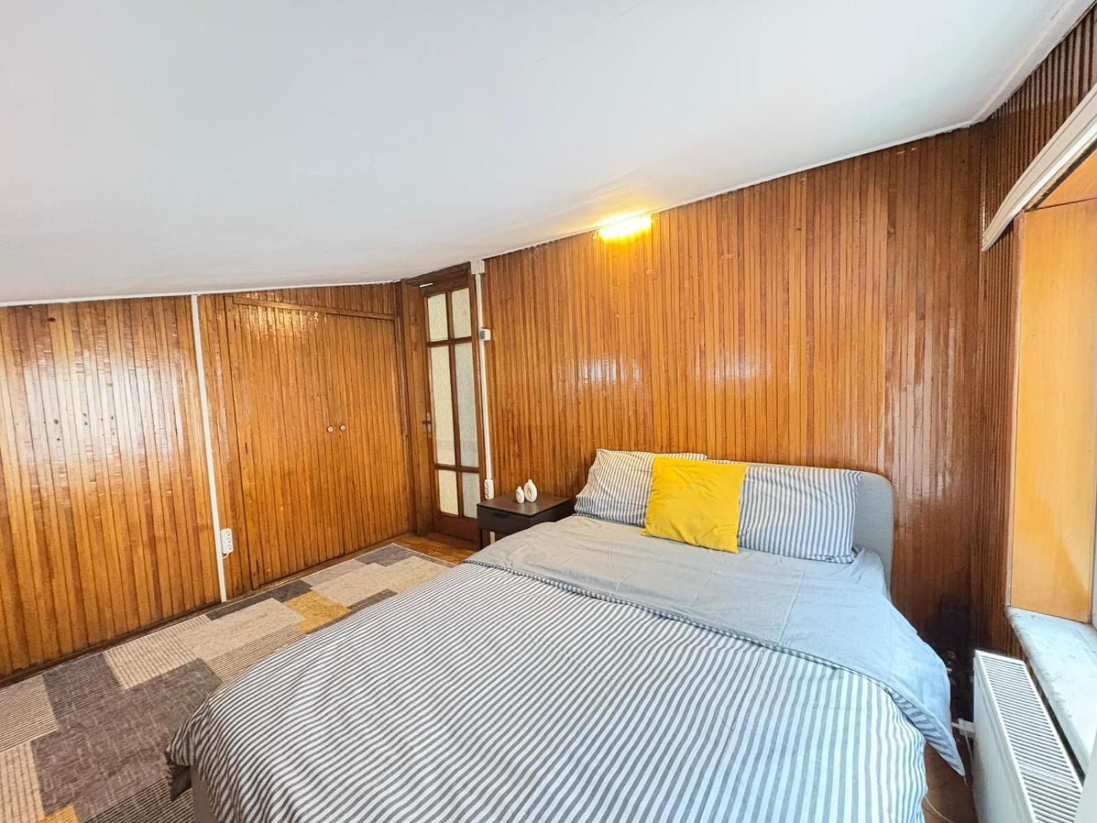 Apartment Bohemian Flat, 2br, In Taksim Square, Beyoglu