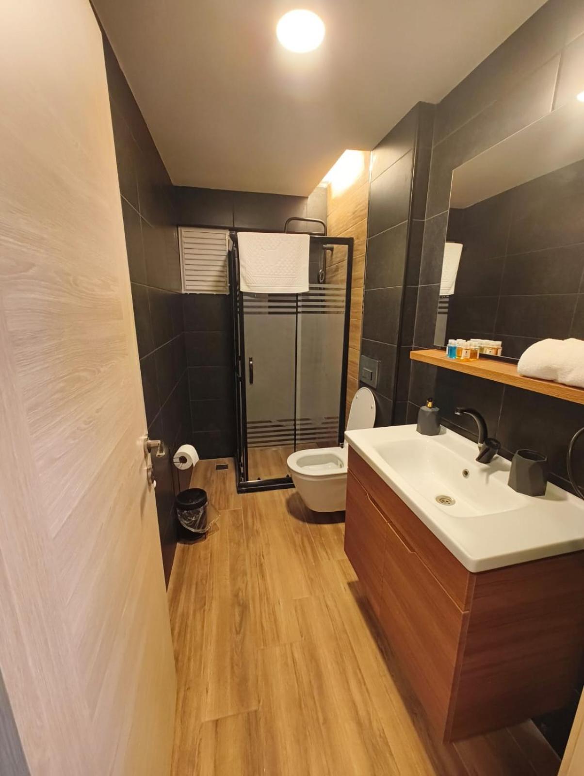 Majestik Hotel *