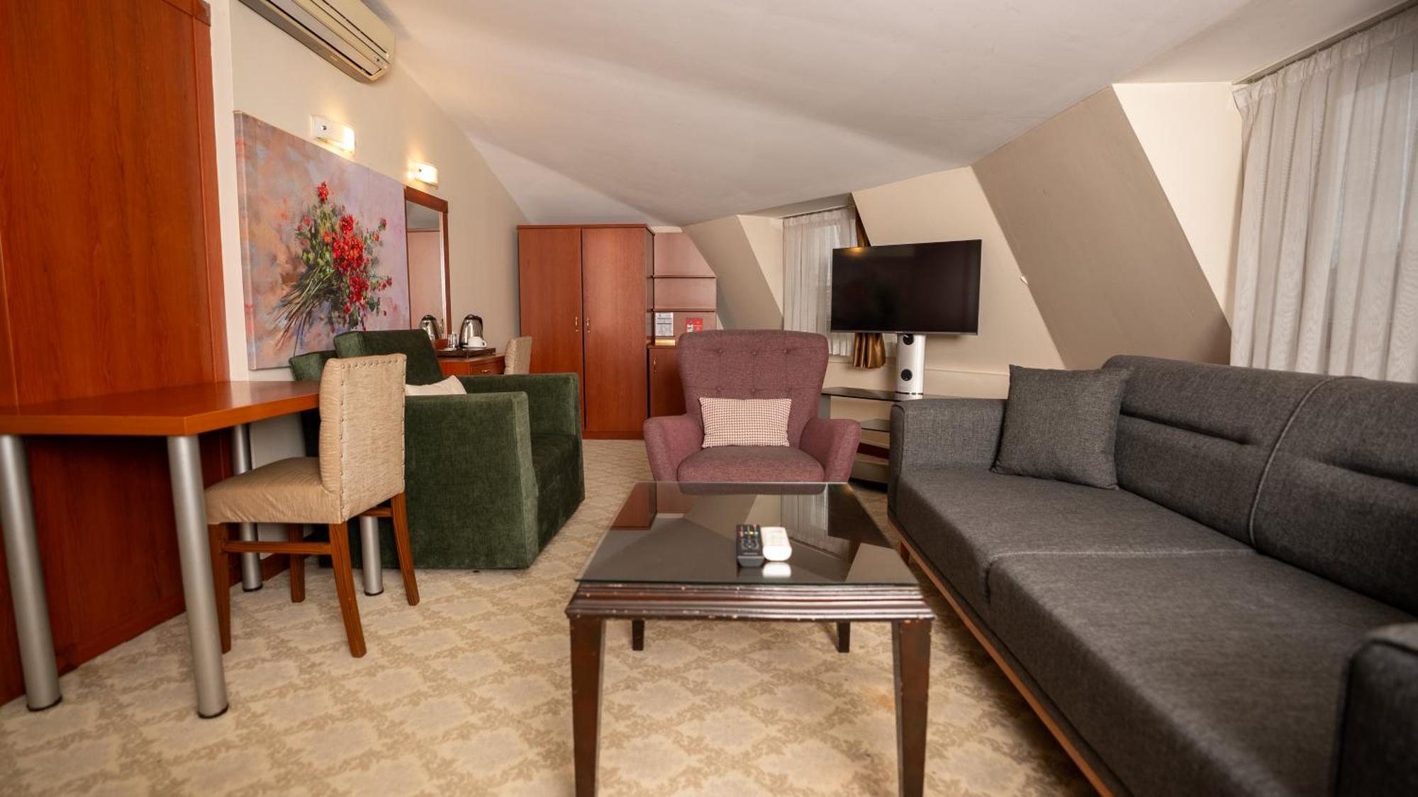Golden Siyav Hotel 3*