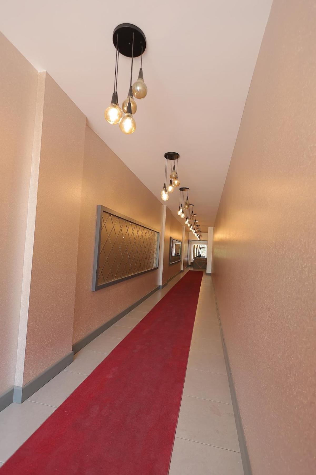 Luxury Designed Comfortable 2 & 1 Living Free Parking Garaj Apartment *