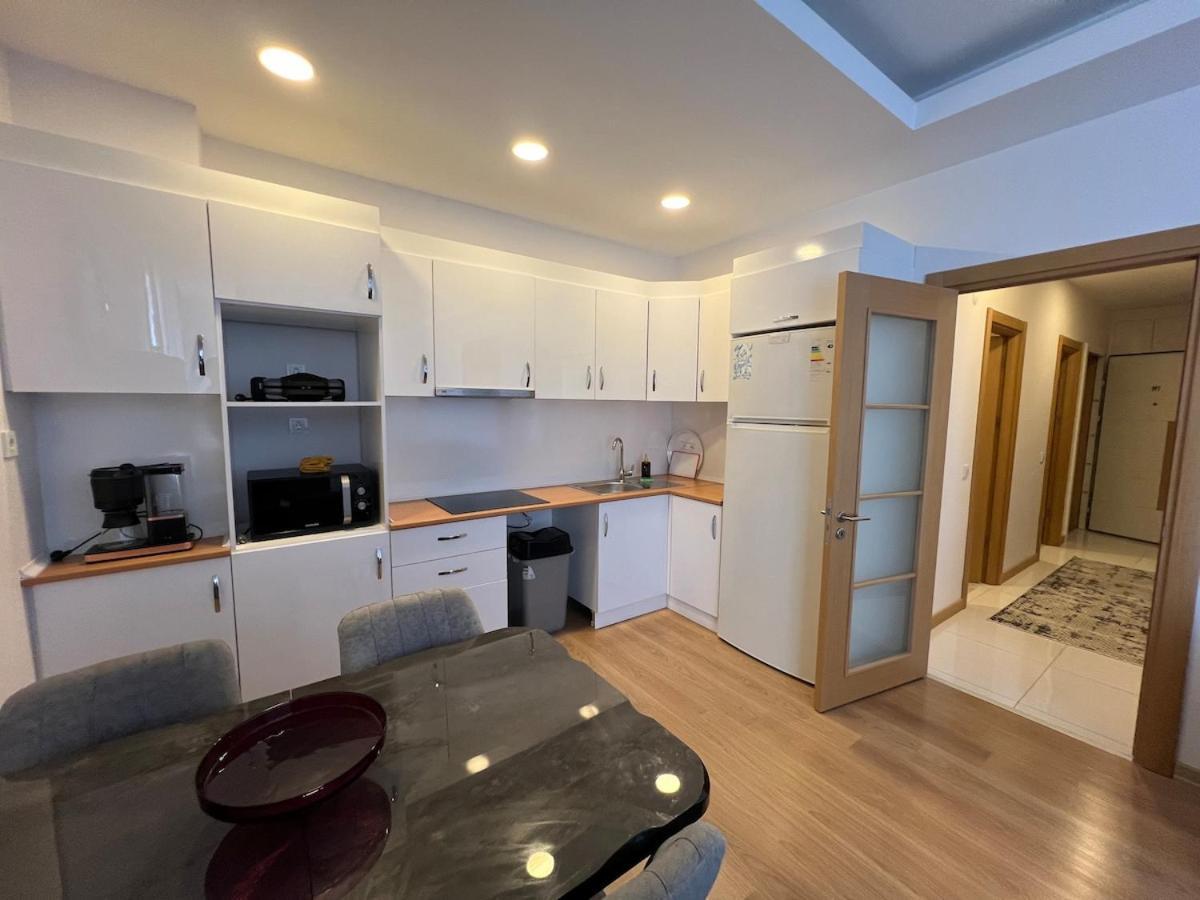 Luxury Designed Comfortable 2 & 1 Living Free Parking Garaj Apartment