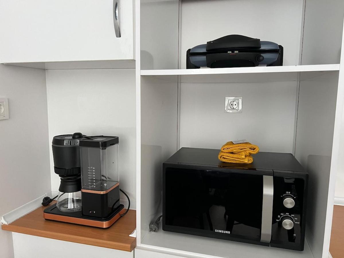 Luxury Designed Comfortable 2 & 1 Living Free Parking Garaj Apartment *