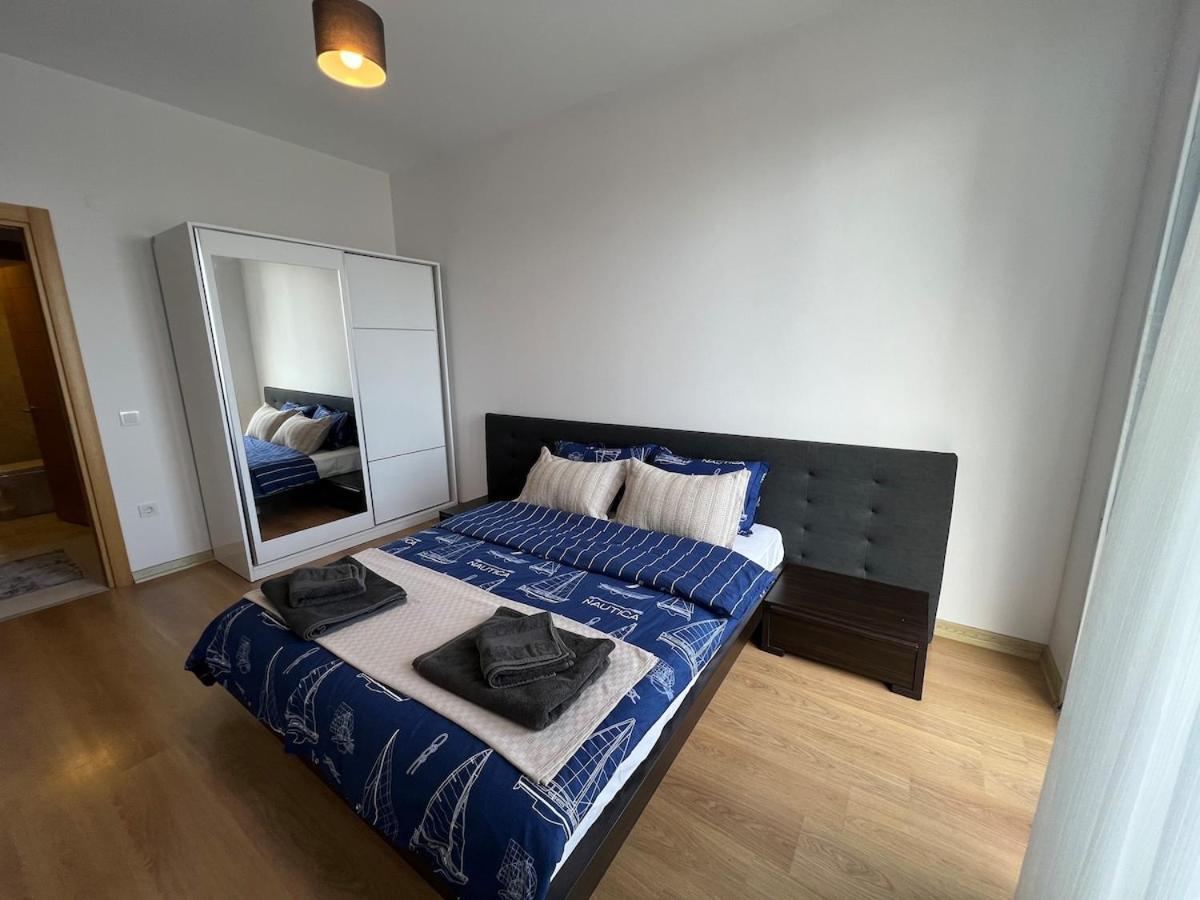 Luxury Designed Comfortable 2 & 1 Living Free Parking Garaj Apartment *