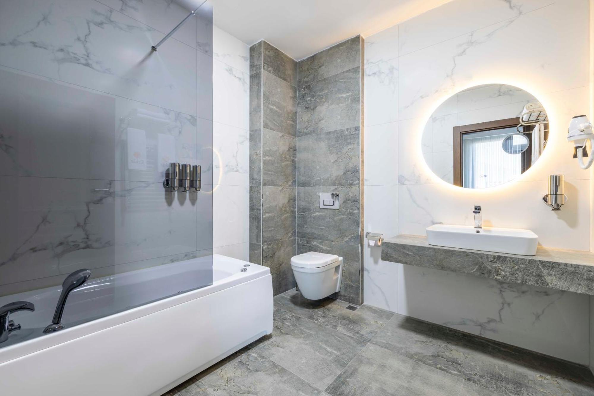 Ezkar Bathonea Art Hotel