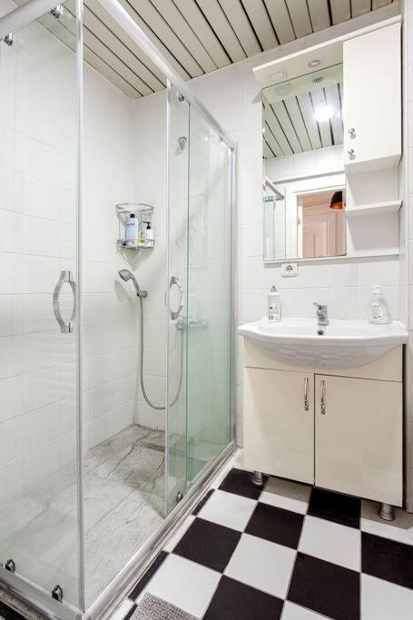 Location With 2 Bedrooms Apartment Istanbul