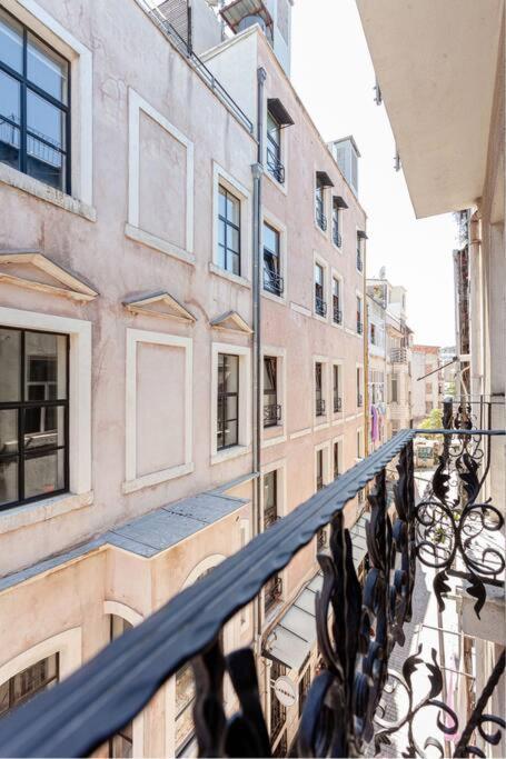 Location With 2 Bedrooms Apartment *