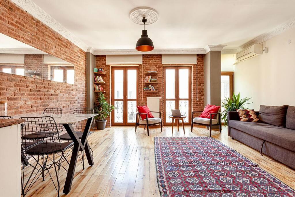 Location With 2 Bedrooms Apartment Istanbul